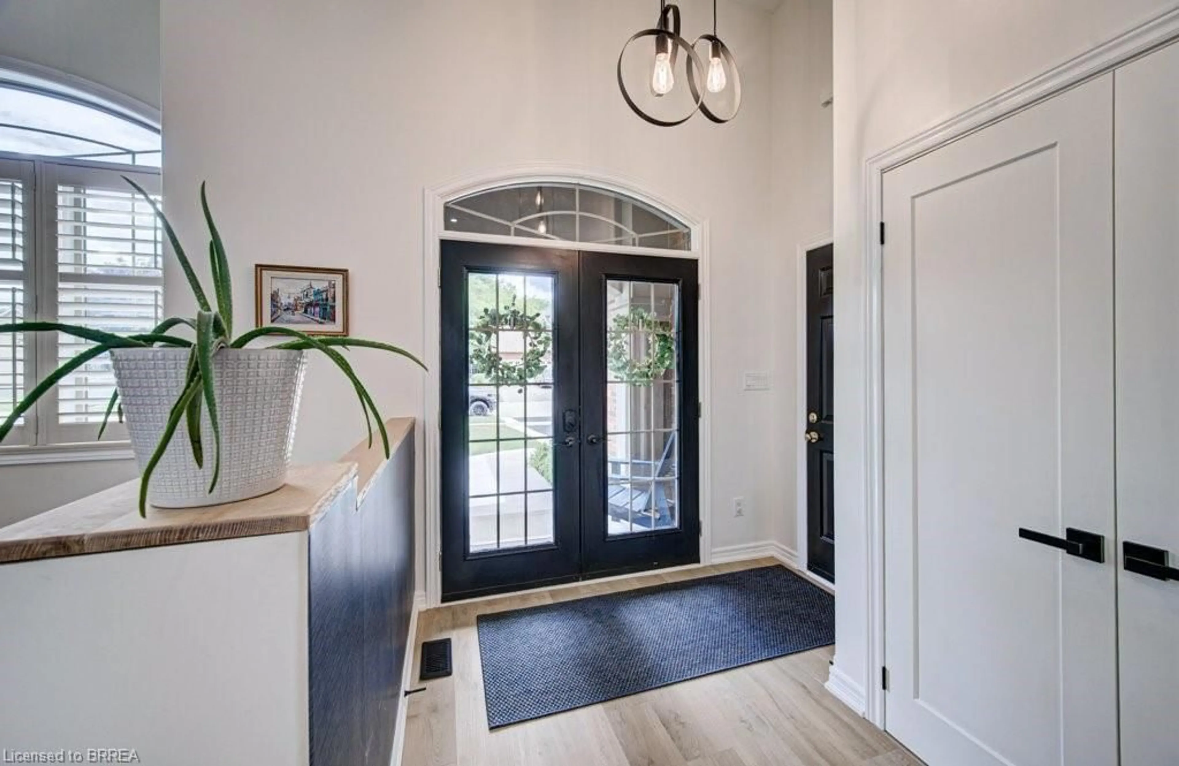 Indoor entryway for 22 Long Lane, Paris Ontario N3L 4E9