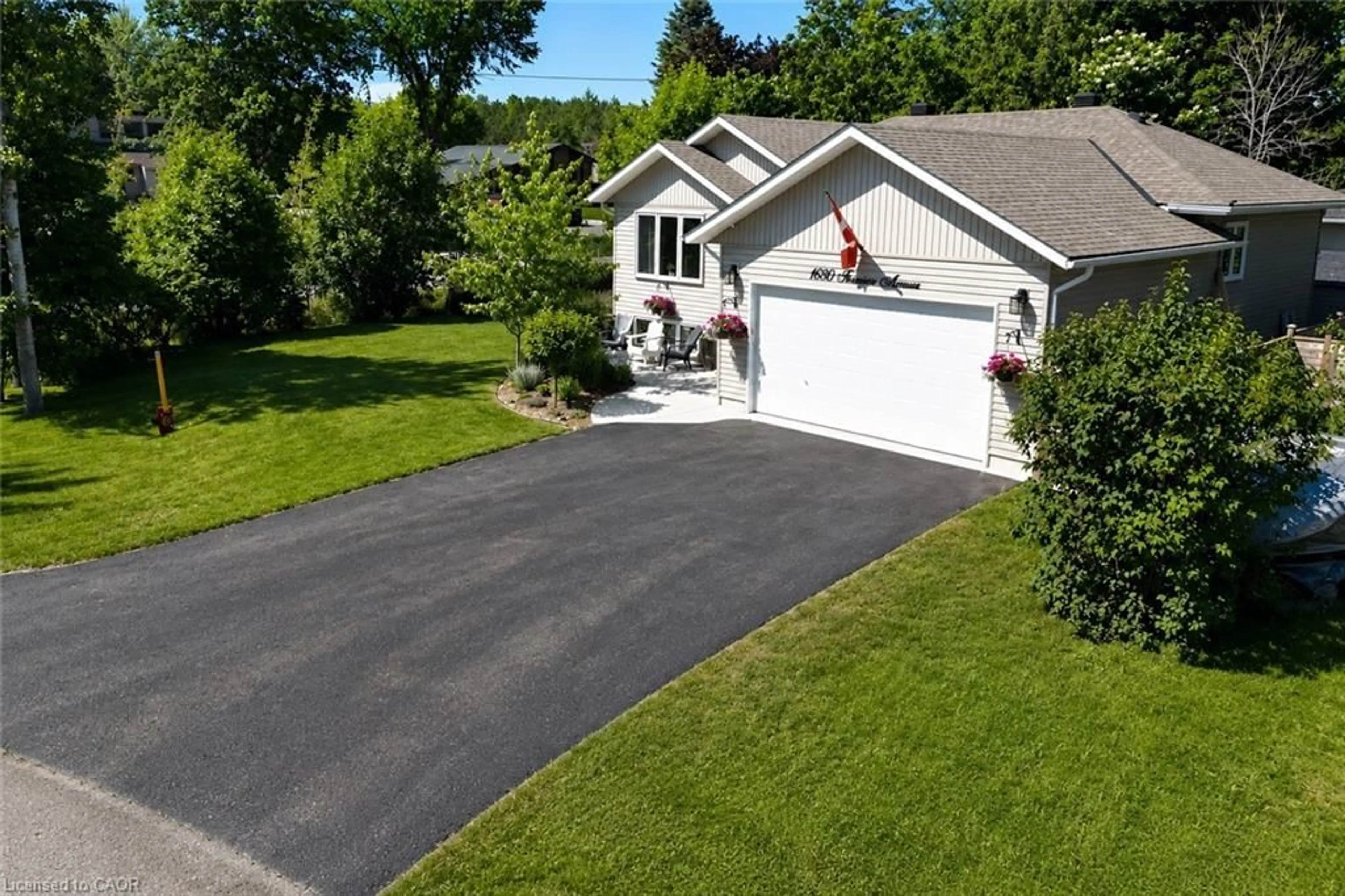 A pic from outside/outdoor area/front of a property/back of a property/a pic from drone, street for 1680 Timmins Ave, Innisfil Ontario L9S 1S8