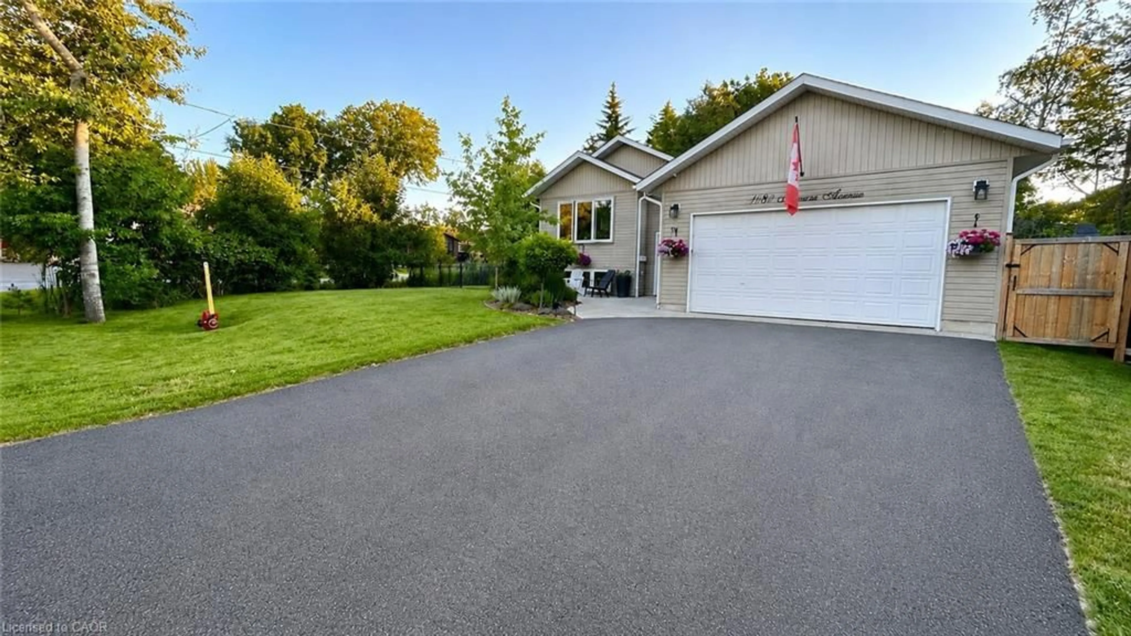 Home with vinyl exterior material, street for 1680 Timmins Ave, Innisfil Ontario L9S 1S8