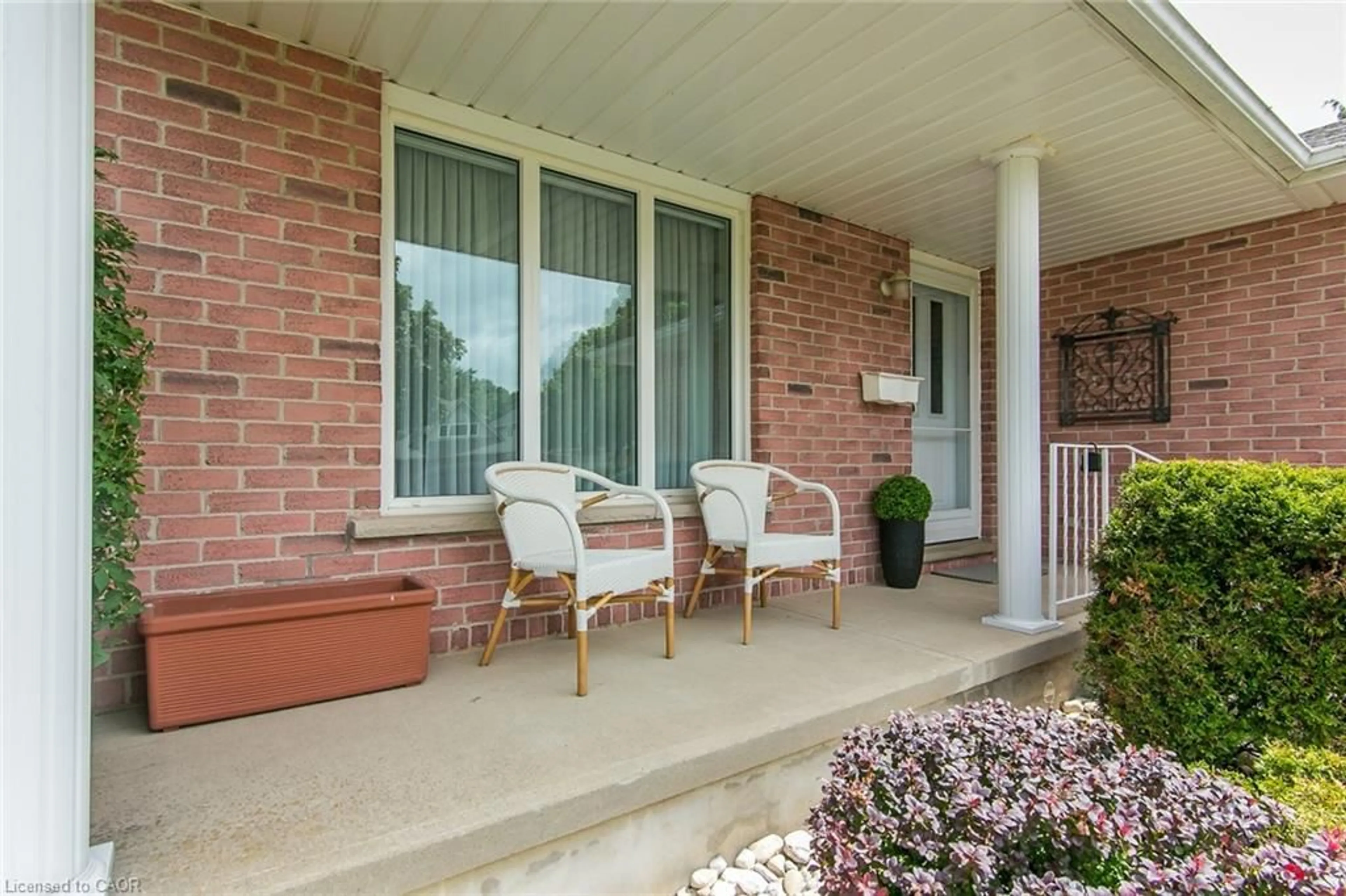 Patio, street for 570 Hallmark Dr, Waterloo Ontario N2K 3P2
