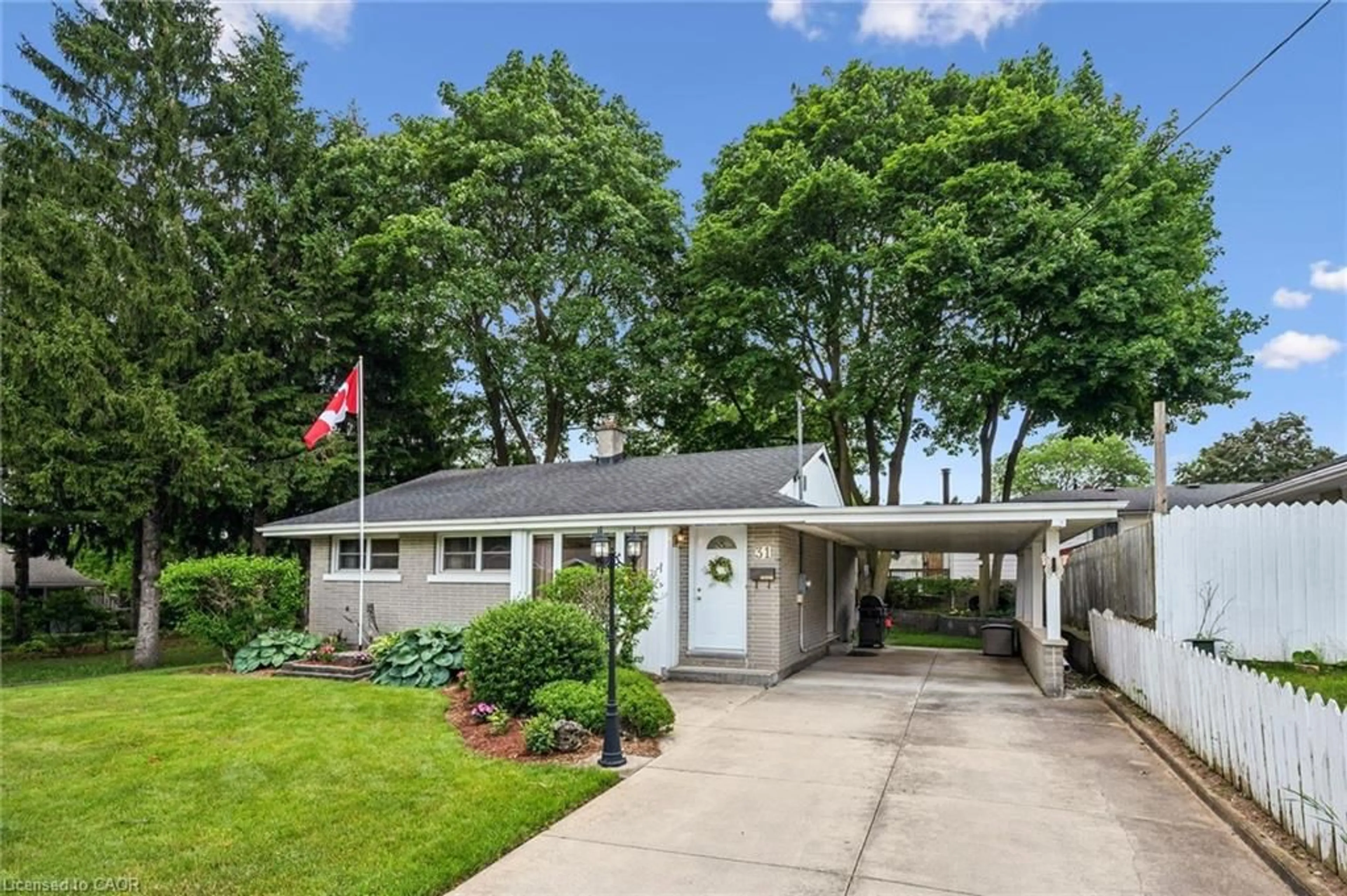 Home with vinyl exterior material, street for 31 Third Ave, Cambridge Ontario N1S 2C5