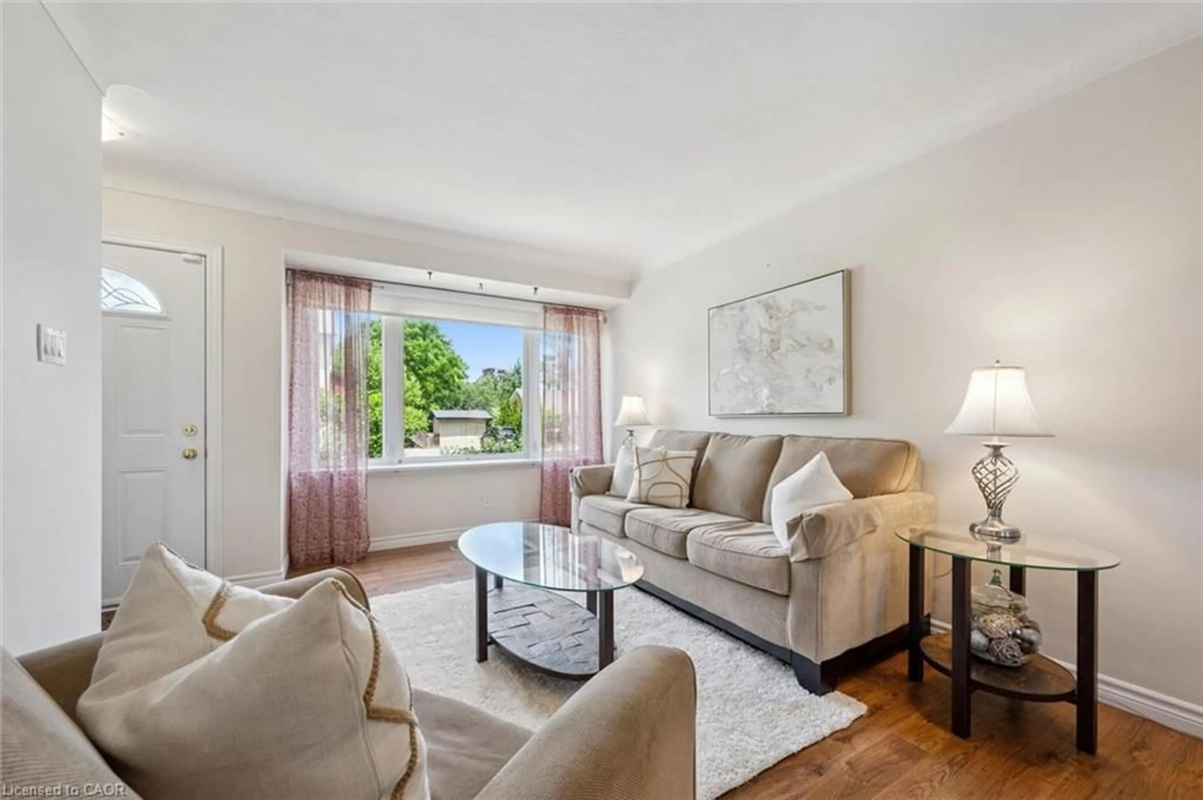 Living room with furniture, unknown for 31 Third Ave, Cambridge Ontario N1S 2C5
