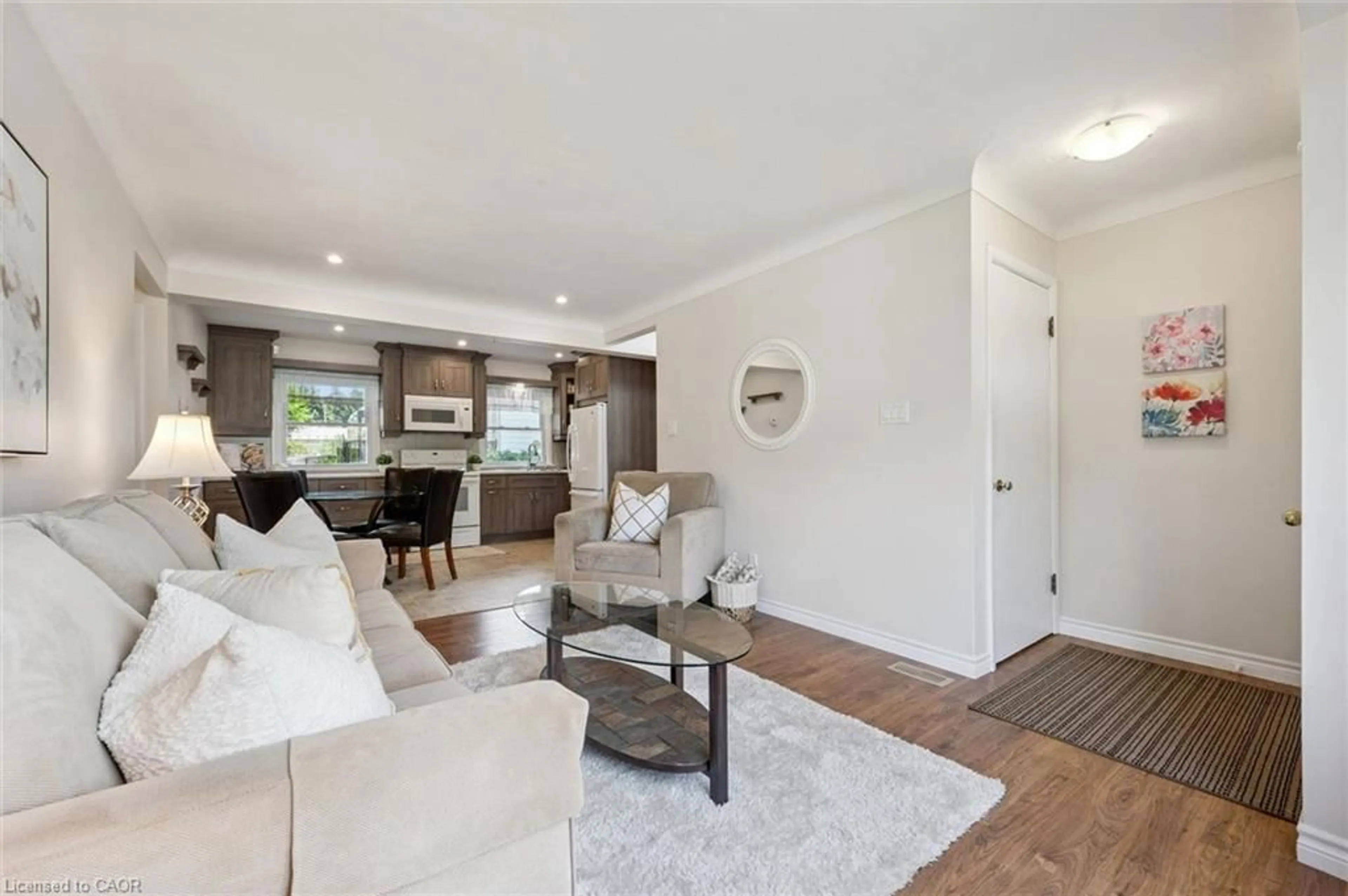 Living room with furniture, wood/laminate floor for 31 Third Ave, Cambridge Ontario N1S 2C5