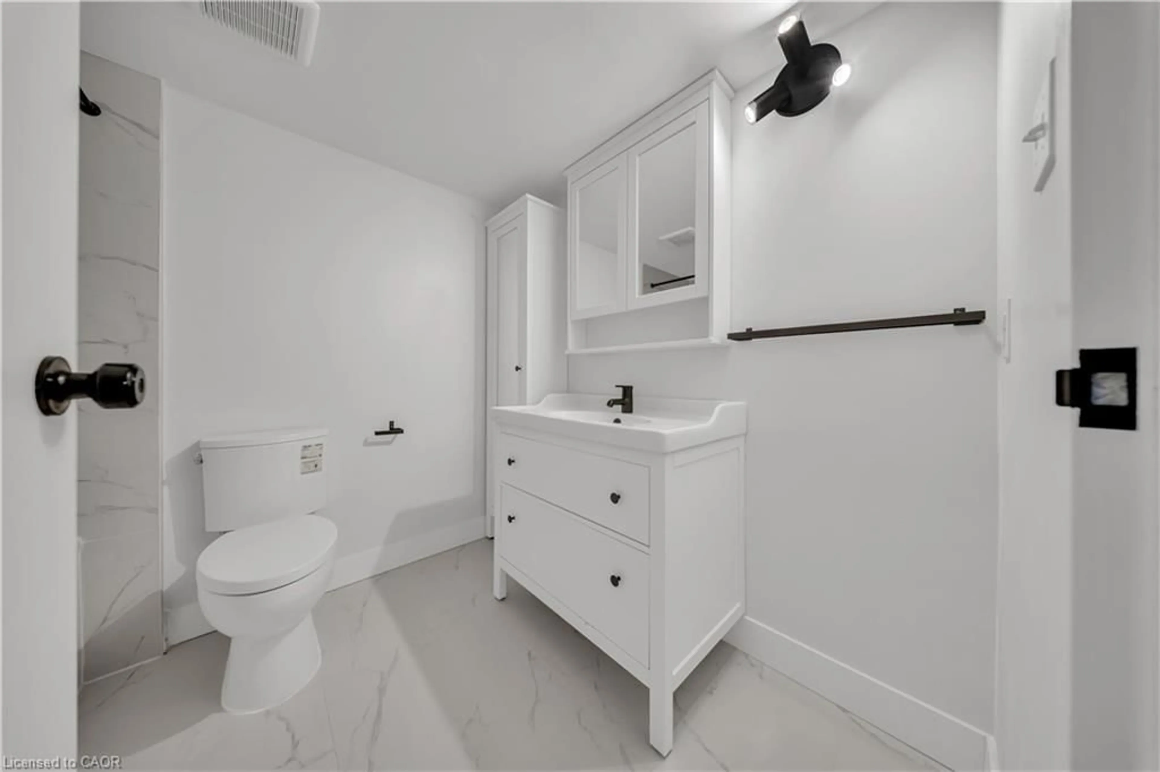 Standard bathroom, ceramic/tile floor for 3085 Kingsway Dr #21, Kitchener Ontario N2C 2P1