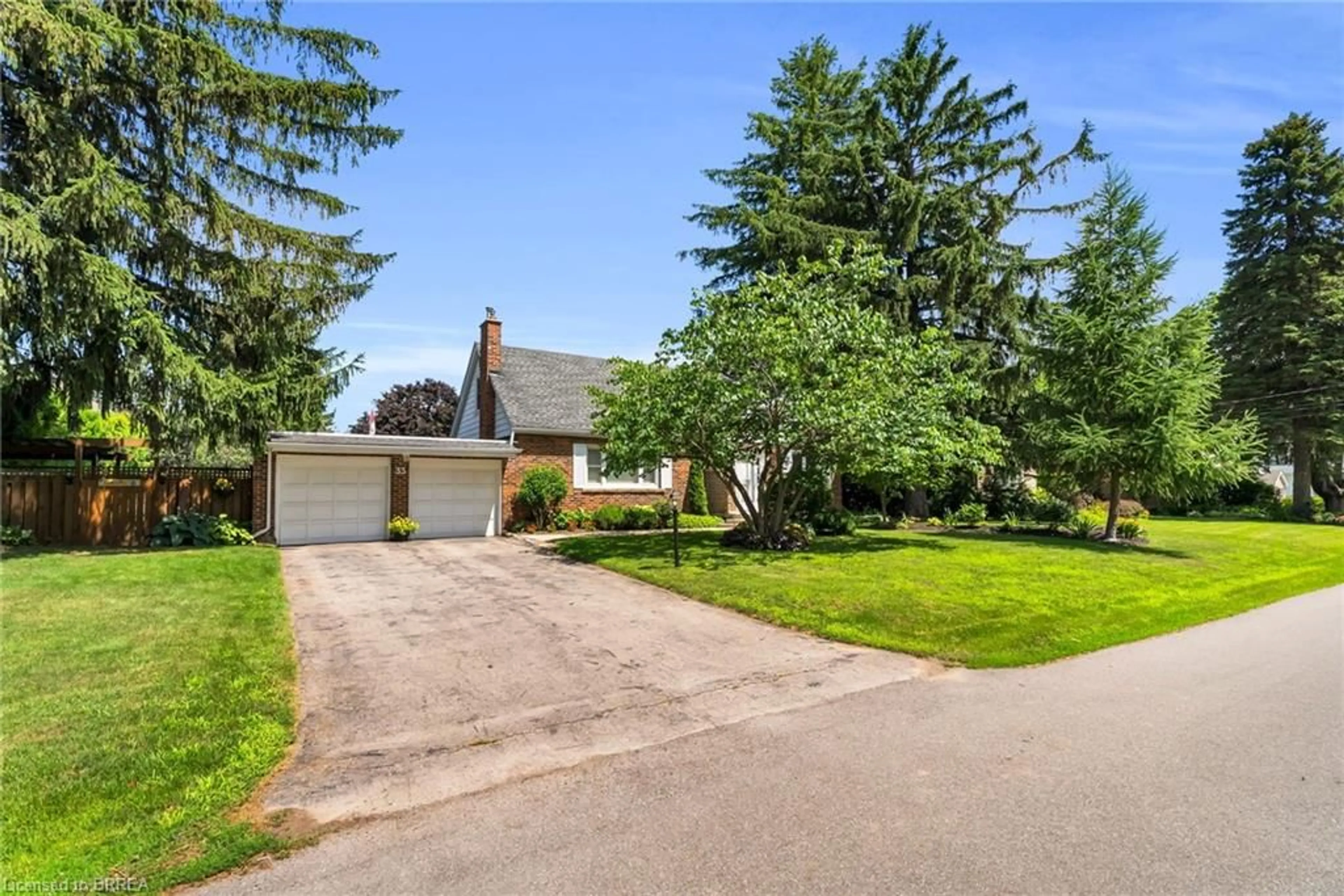 A pic from outside/outdoor area/front of a property/back of a property/a pic from drone, street for 33 Parker Ave, Ancaster Ontario L9G 1A6