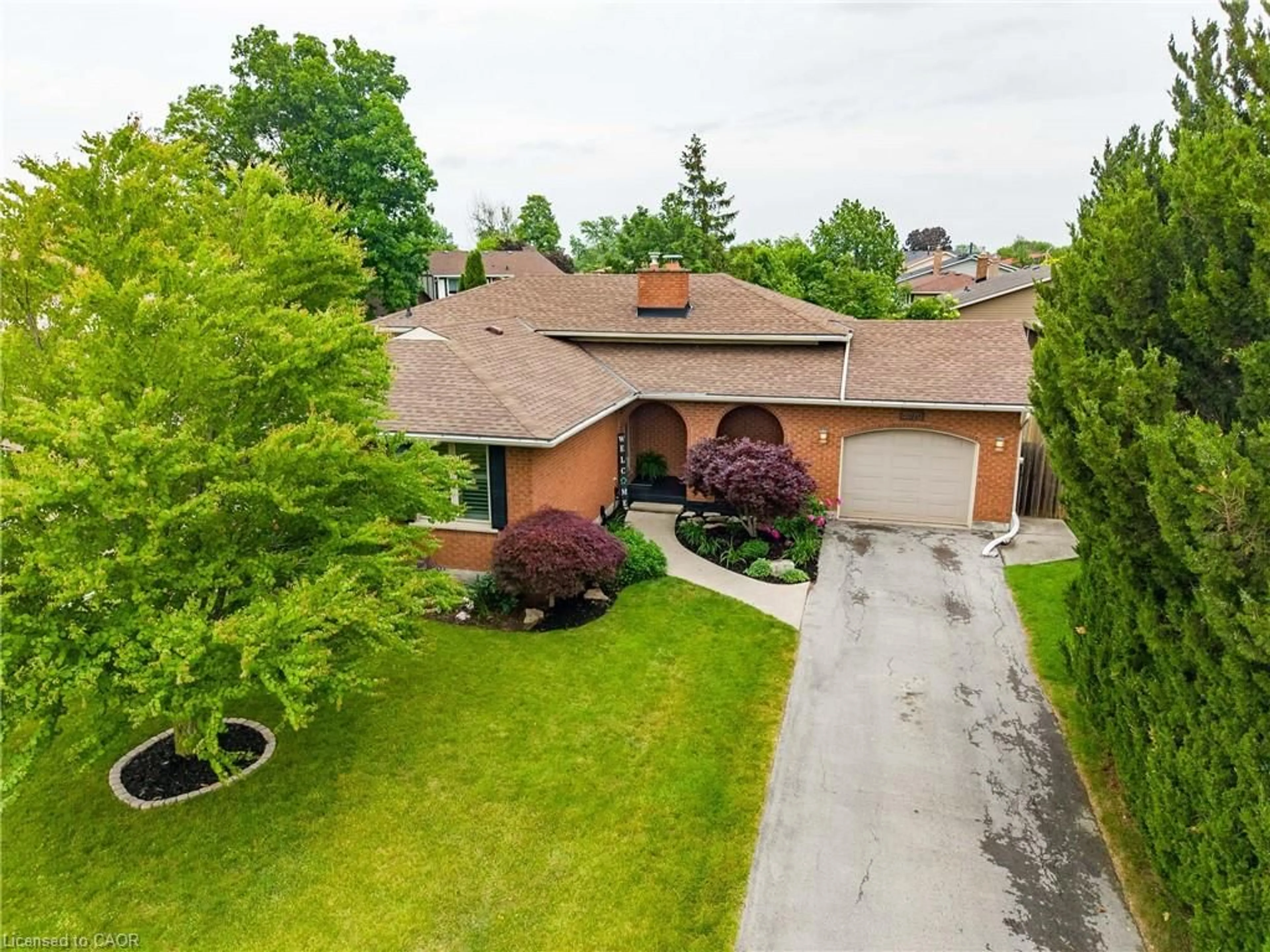 A pic from outside/outdoor area/front of a property/back of a property/a pic from drone, street for 5070 Silver Birch Lane, Beamsville Ontario L0R 1B5