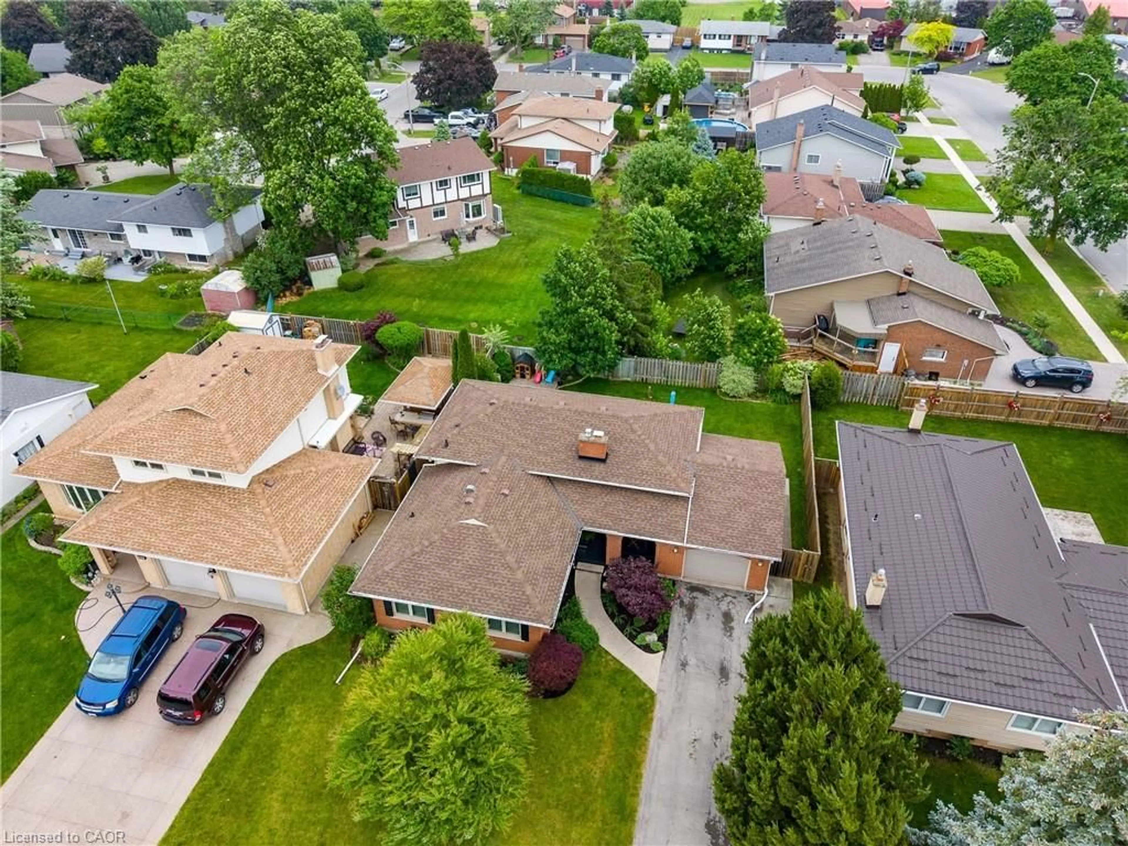A pic from outside/outdoor area/front of a property/back of a property/a pic from drone, street for 5070 Silver Birch Lane, Beamsville Ontario L0R 1B5