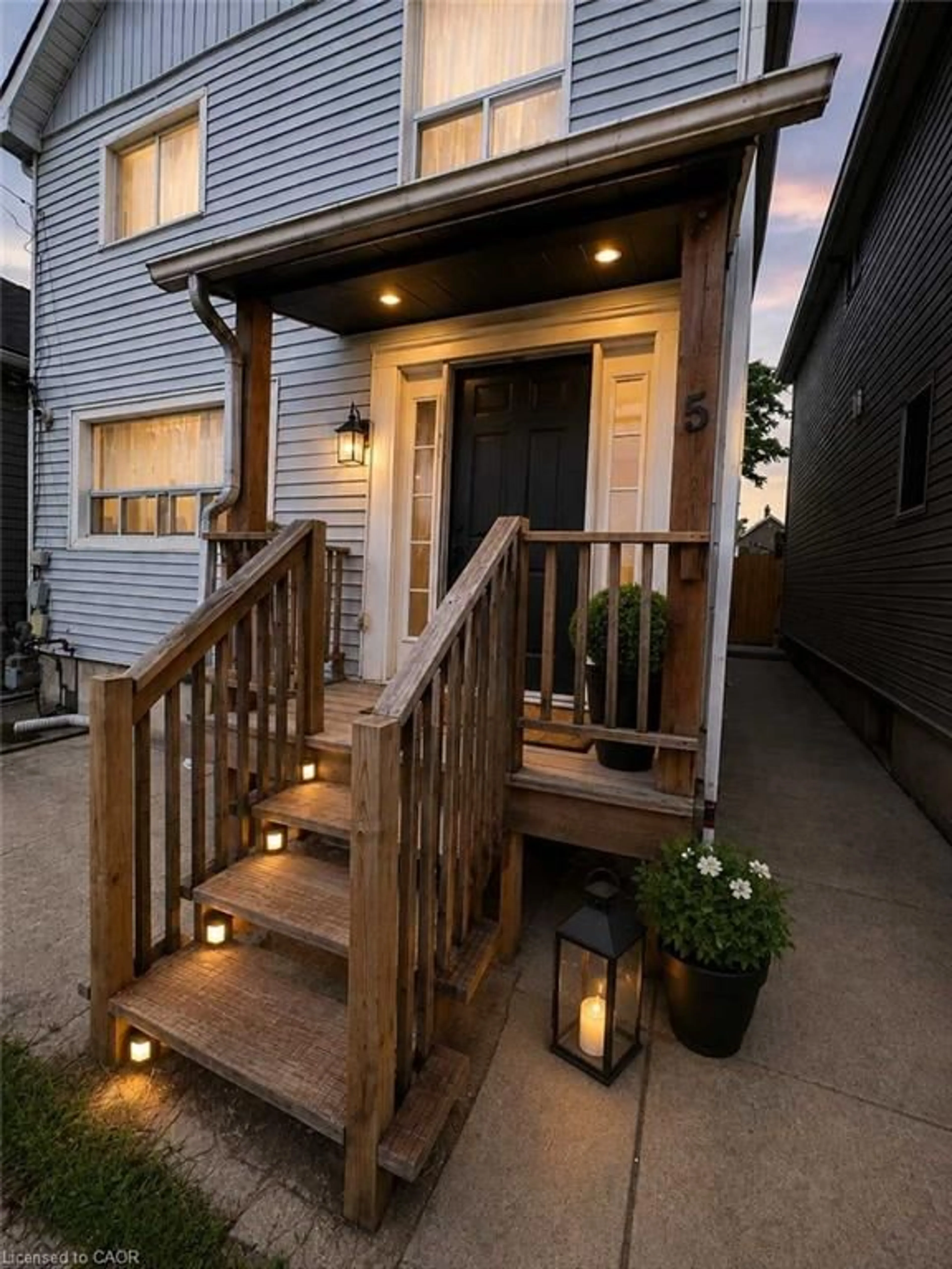 Indoor entryway for 5 Rowanwood St, Hamilton Ontario L8L 7H1