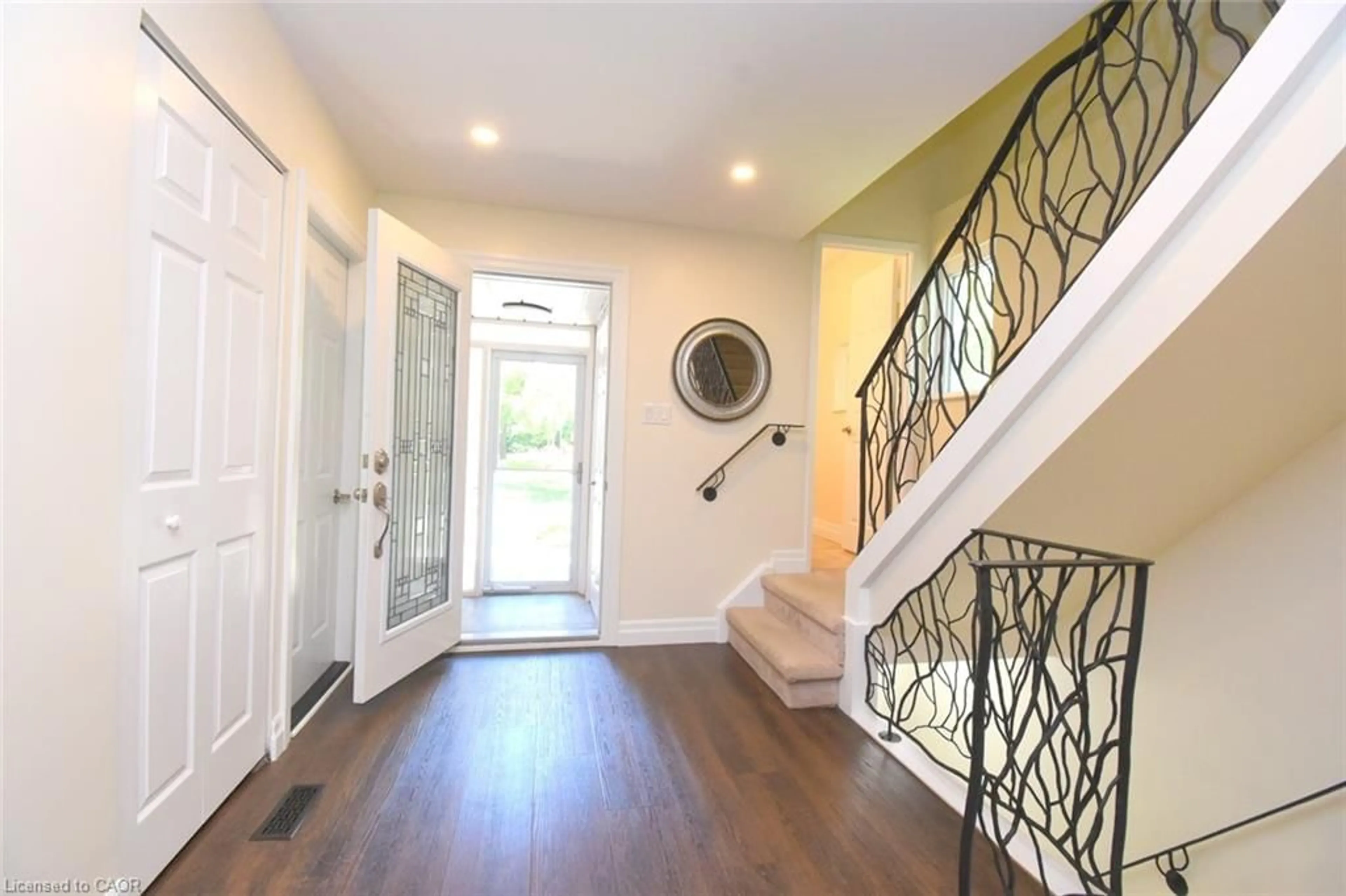 Indoor entryway for 459 Woodview Rd #8, Burlington Ontario L7N 2Z9
