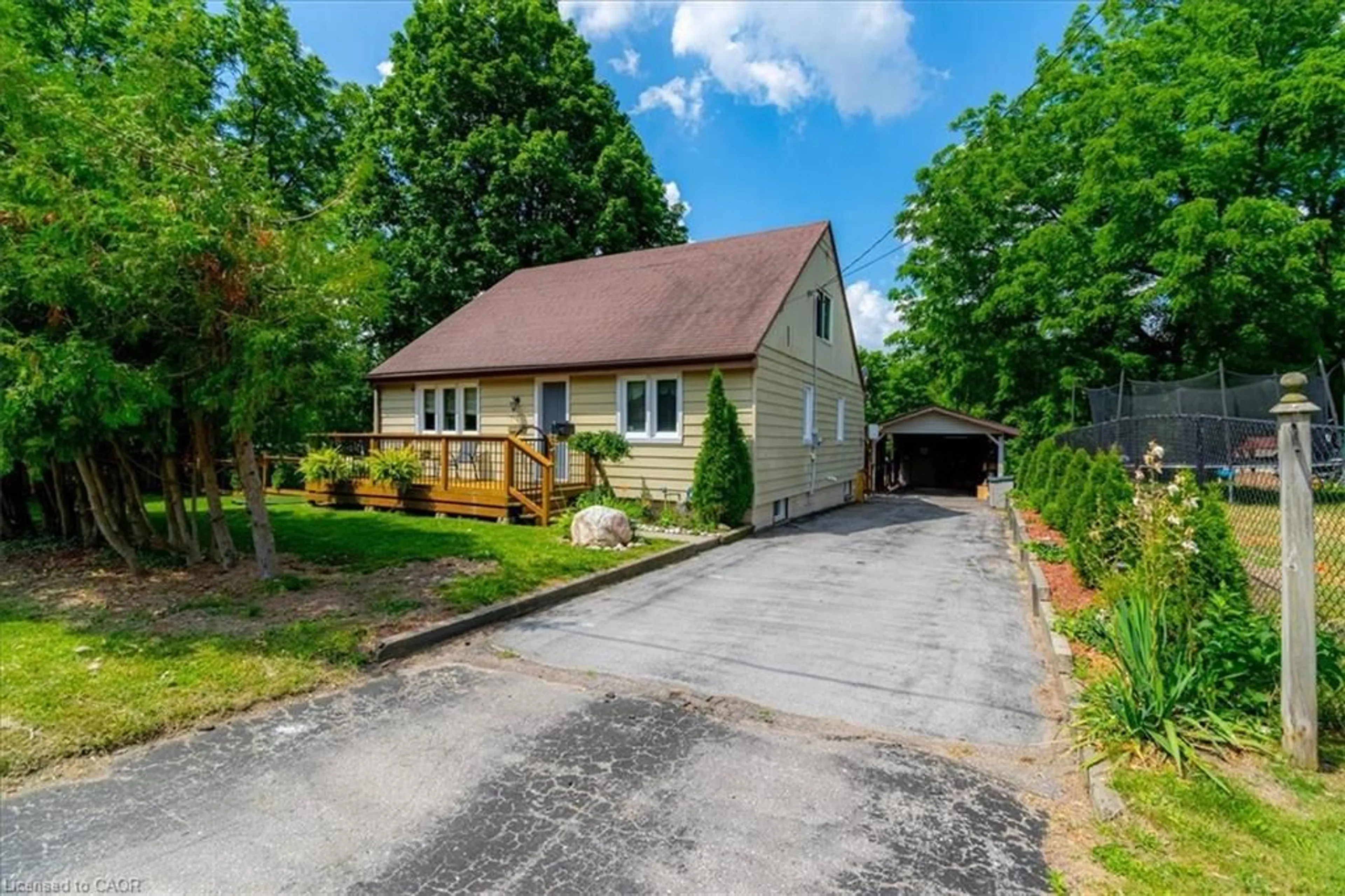 A pic from outside/outdoor area/front of a property/back of a property/a pic from drone, street for 554 Bank St, Simcoe Ontario N3Y 3N4