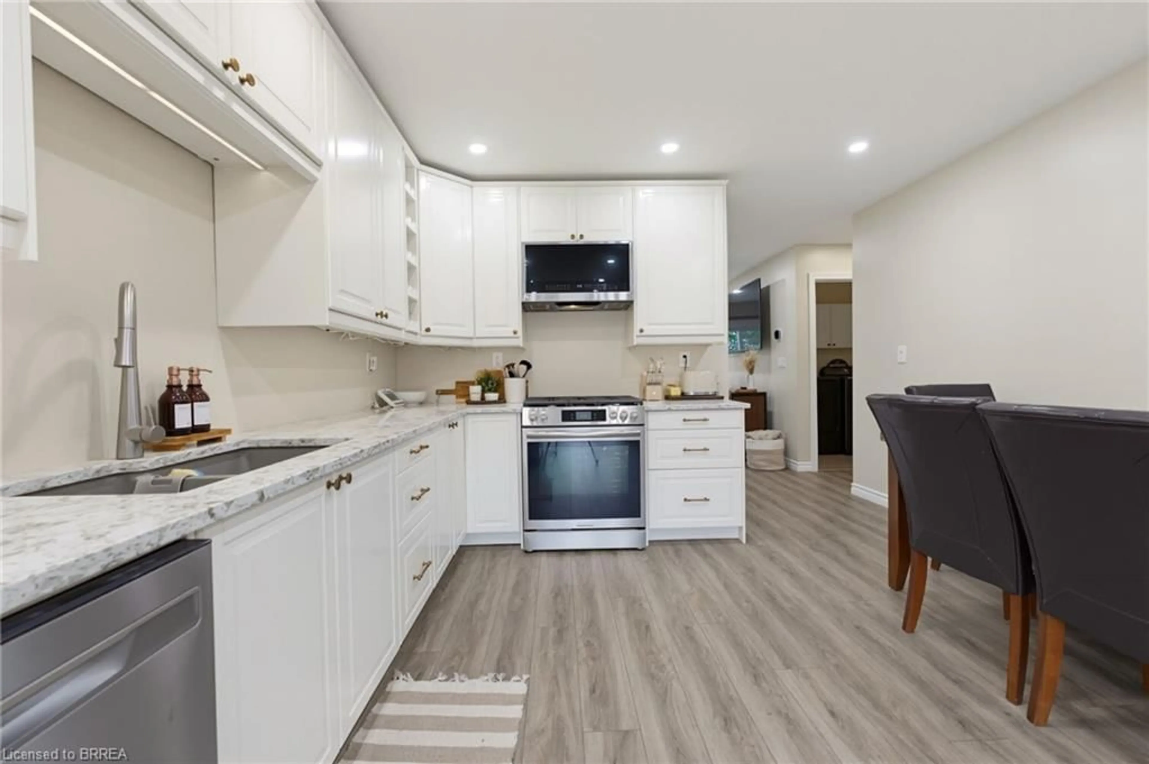 Open concept kitchen, unknown for 125 Whitlaw Way, Paris Ontario N3L 4C9