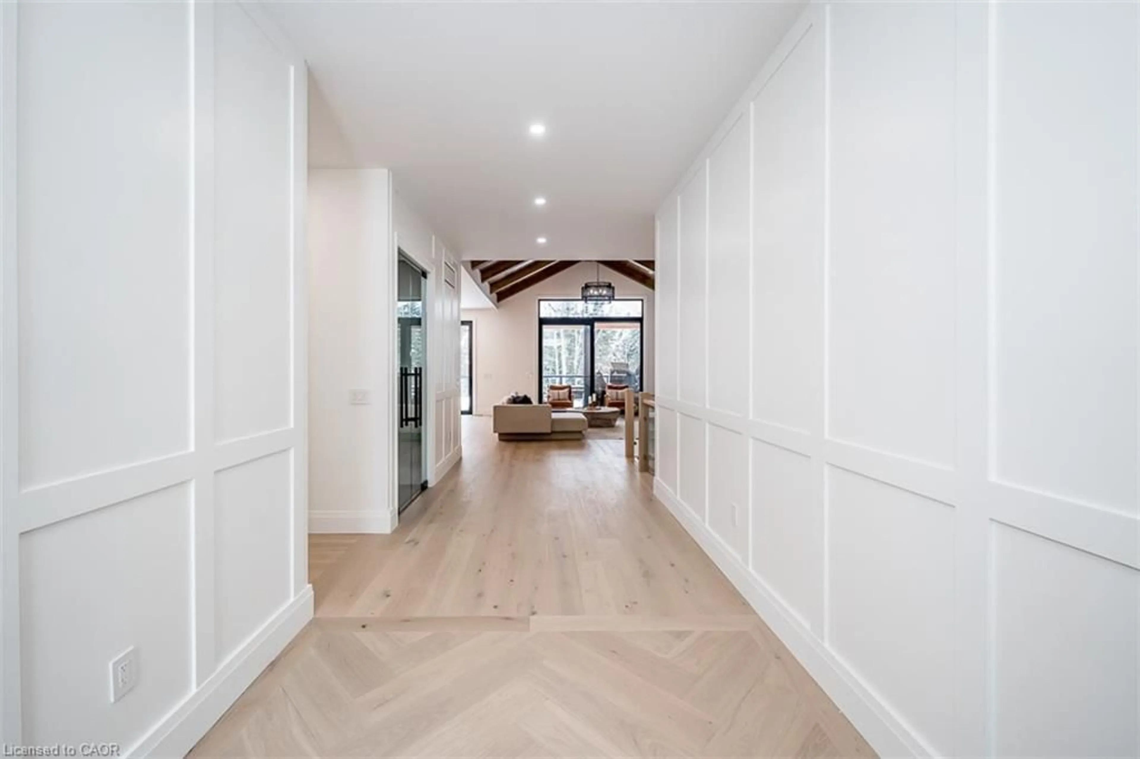 Indoor foyer for 11 Glen Eagle Crt, Huntsville Ontario P1H 1B1
