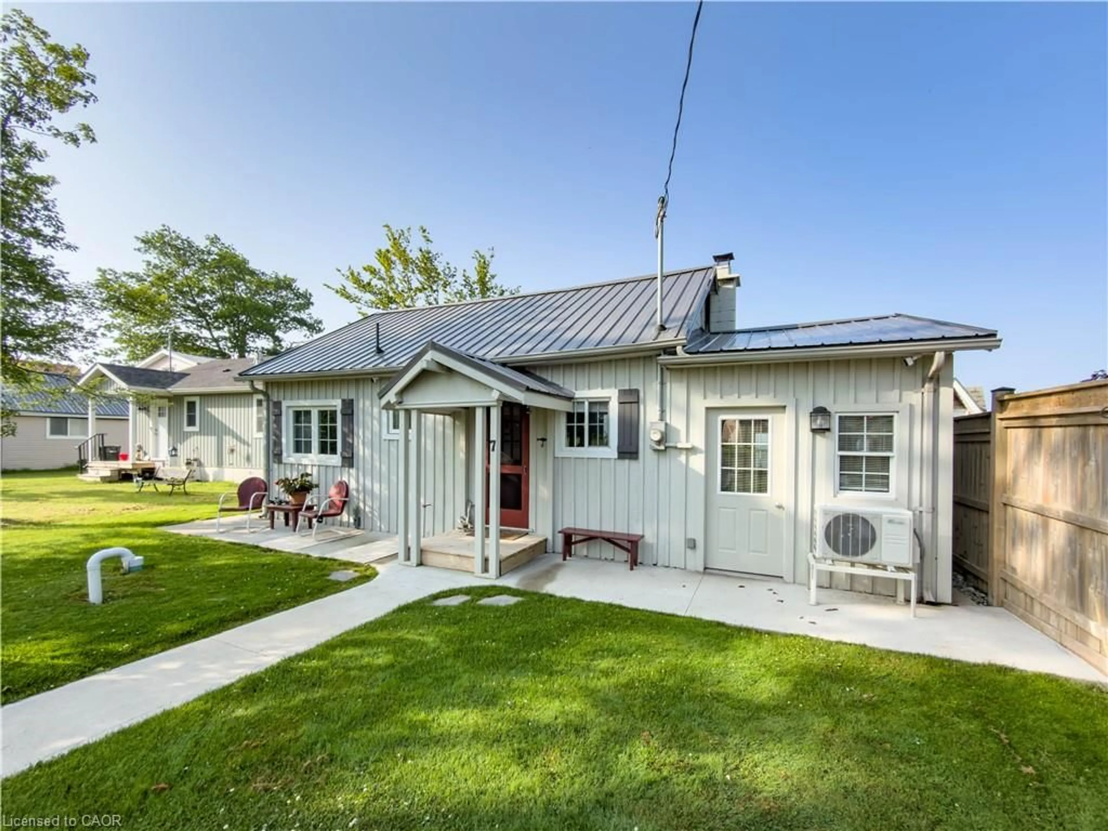 Home with vinyl exterior material, street for 7 Shoreline Trail, Dunnville Ontario N1A 2W8