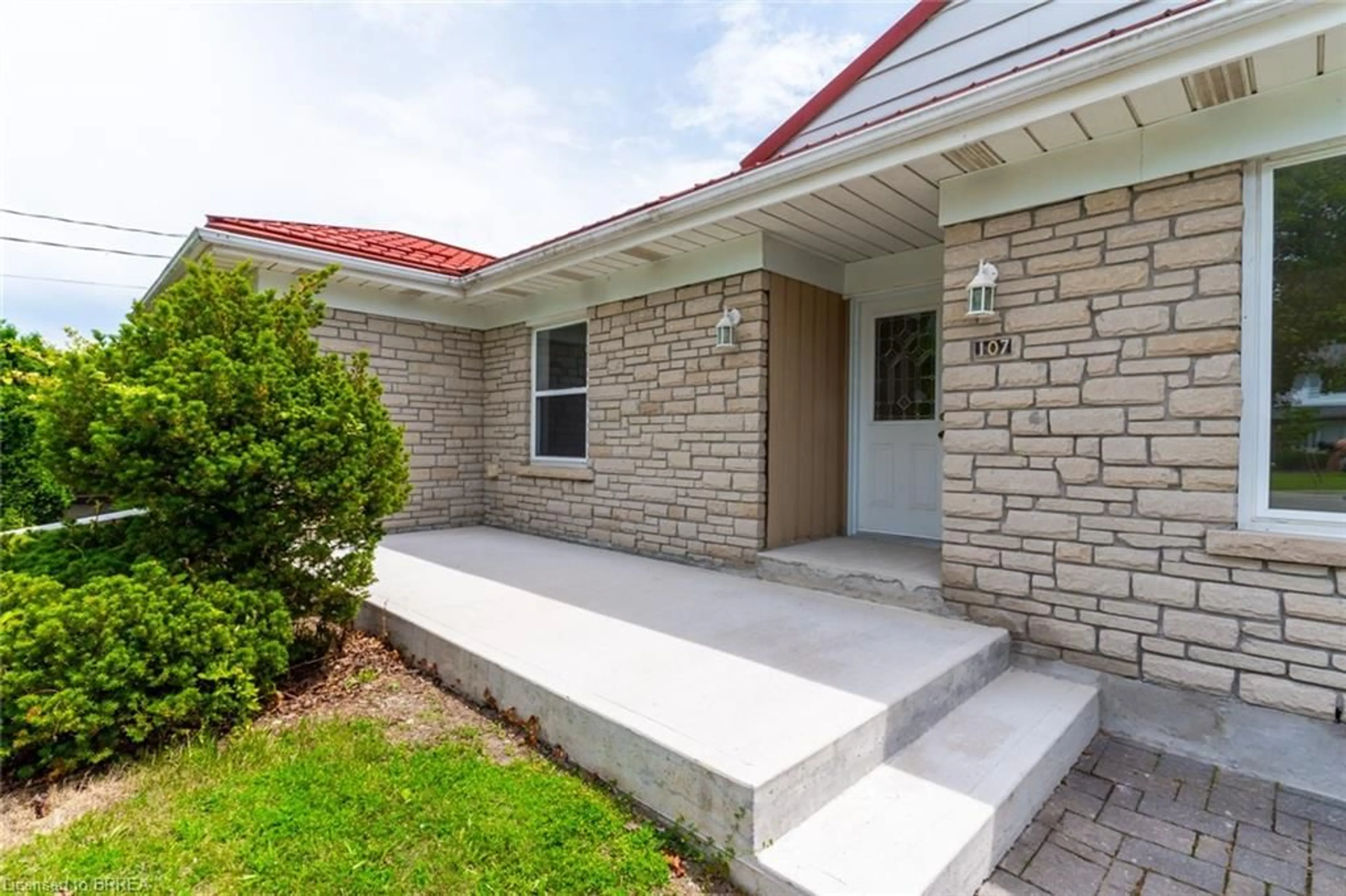 Home with brick exterior material, street for 107 Queensway Dr, Brantford Ontario N3R 4X1