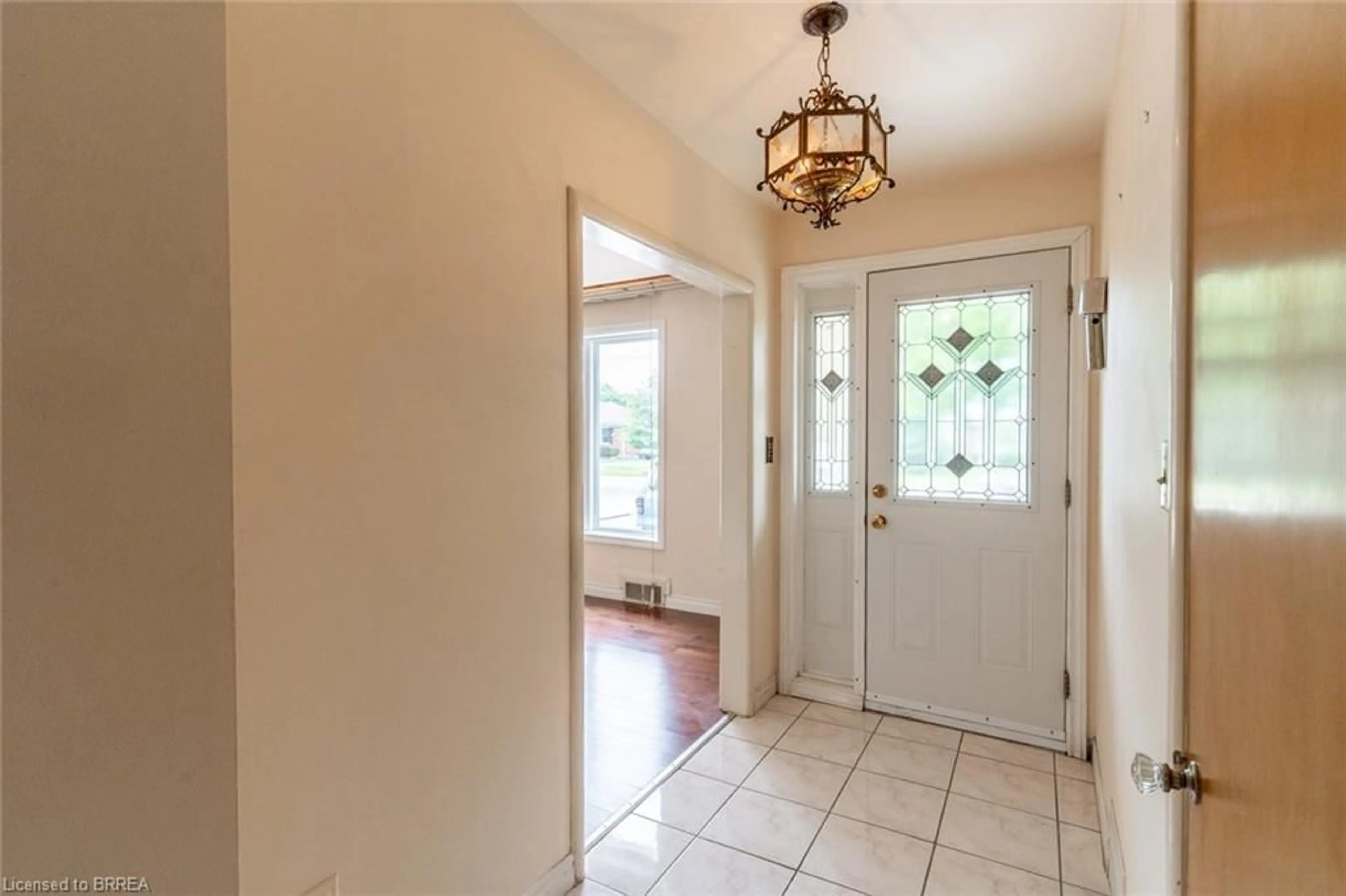Indoor entryway for 107 Queensway Dr, Brantford Ontario N3R 4X1