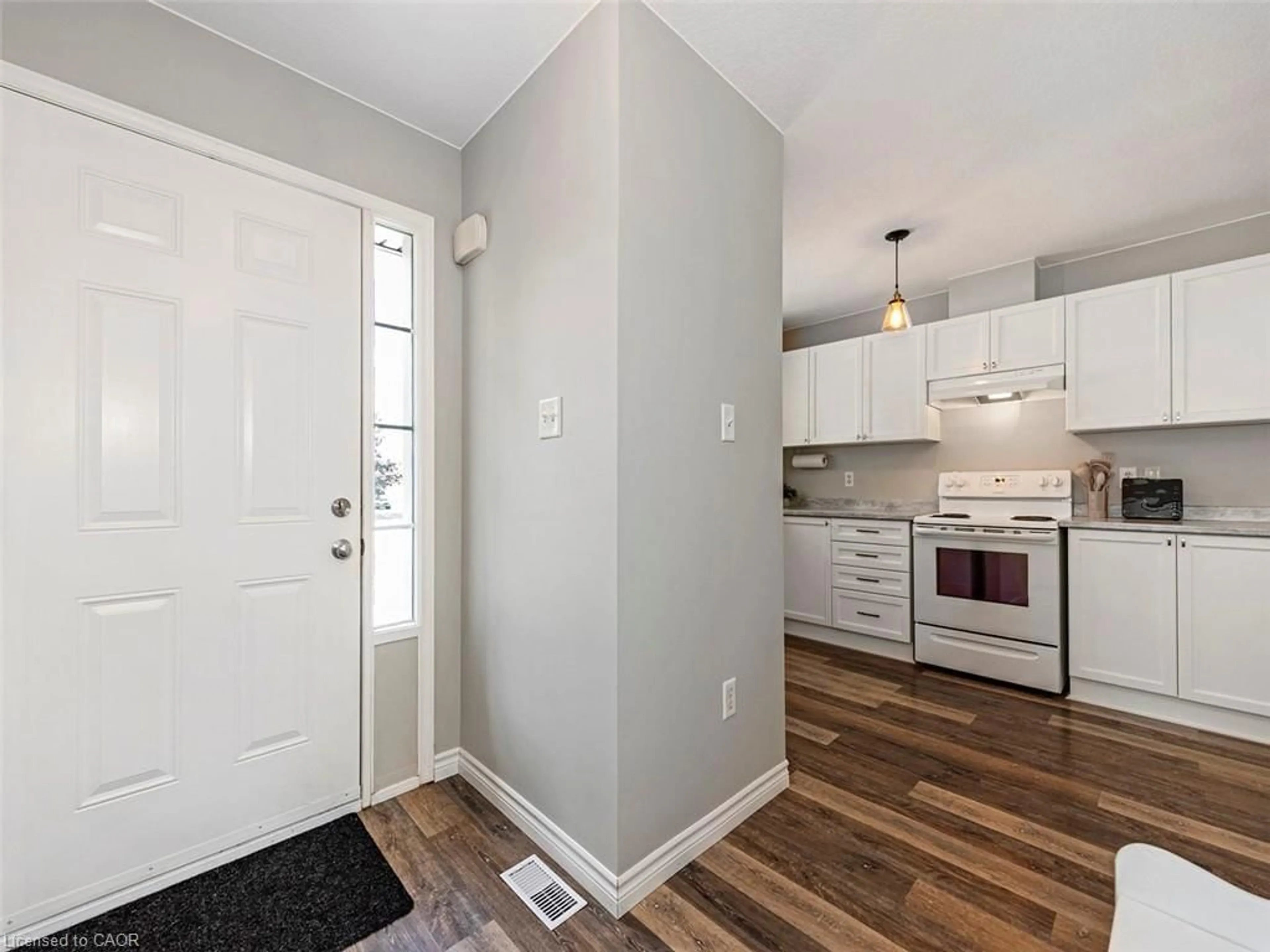 Indoor entryway for 15 Powell Lane, Cayuga Ontario N0A 1E0