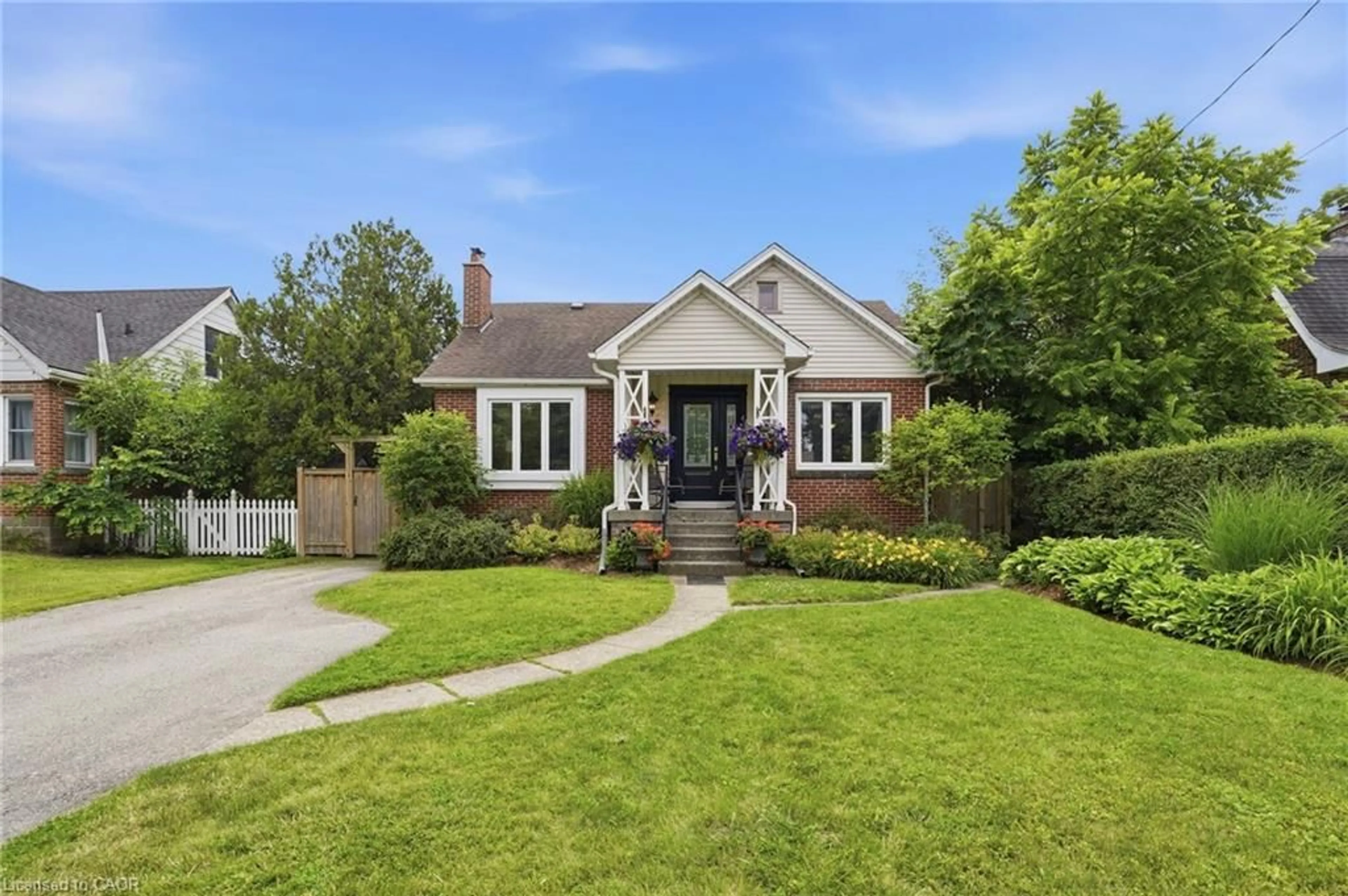 Home with brick exterior material, street for 950 North Shore Blvd, Burlington Ontario L7T 1B1