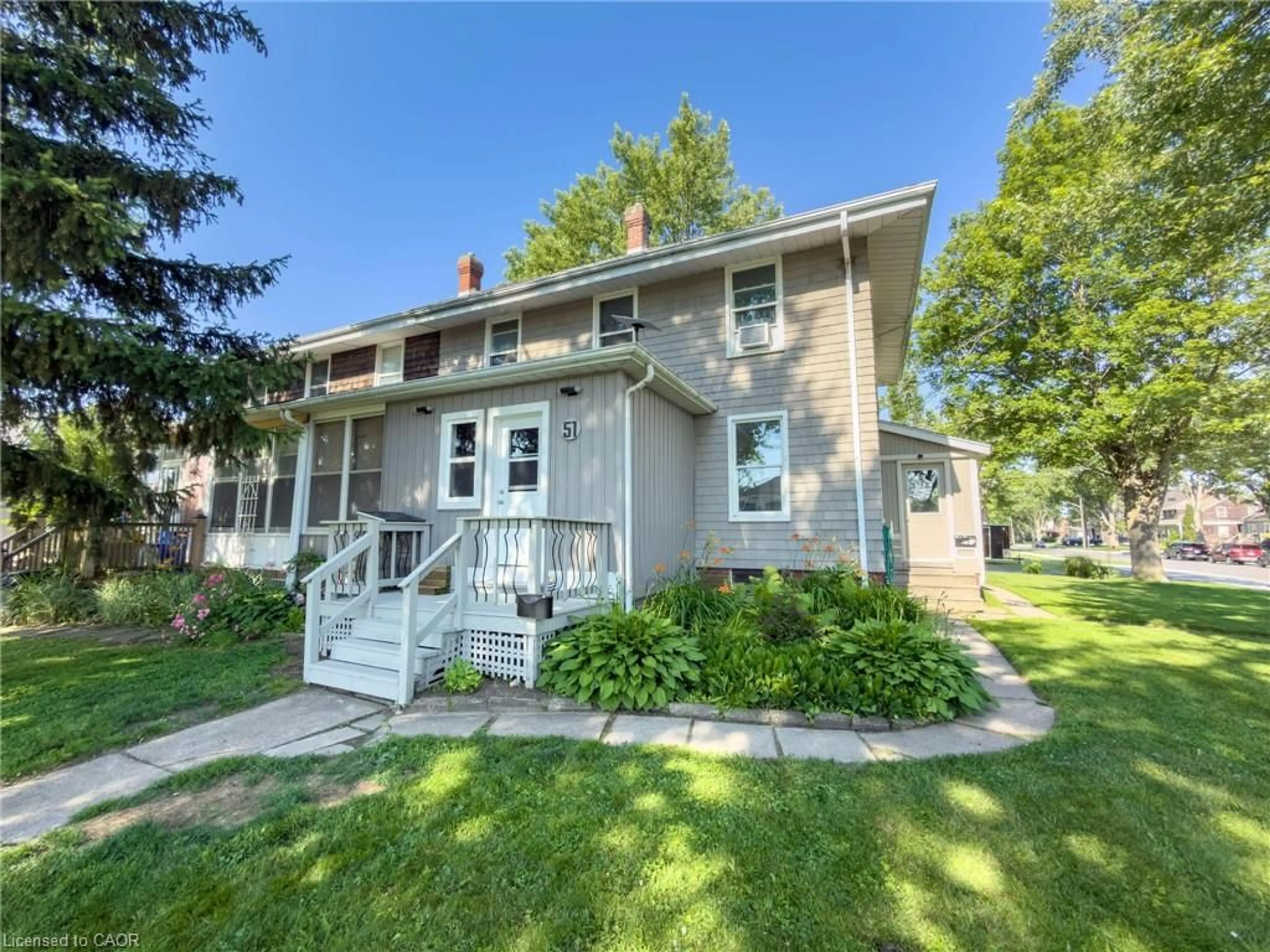 Home with vinyl exterior material, street for 51 Plymouth Rd, Welland Ontario L3B 3C5