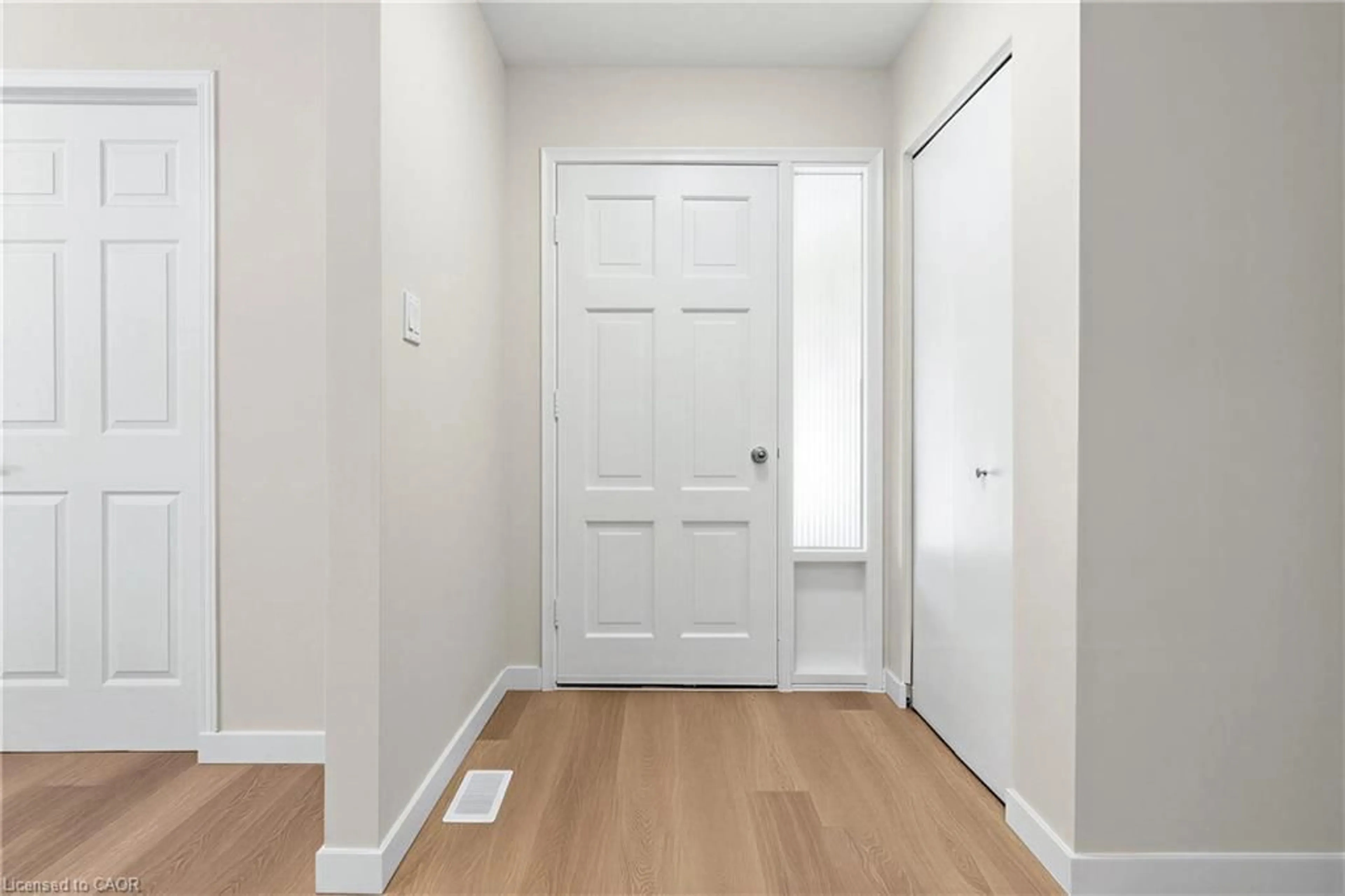 Indoor entryway for 506 Lonelm Crt #A, Waterloo Ontario N2L 5E1