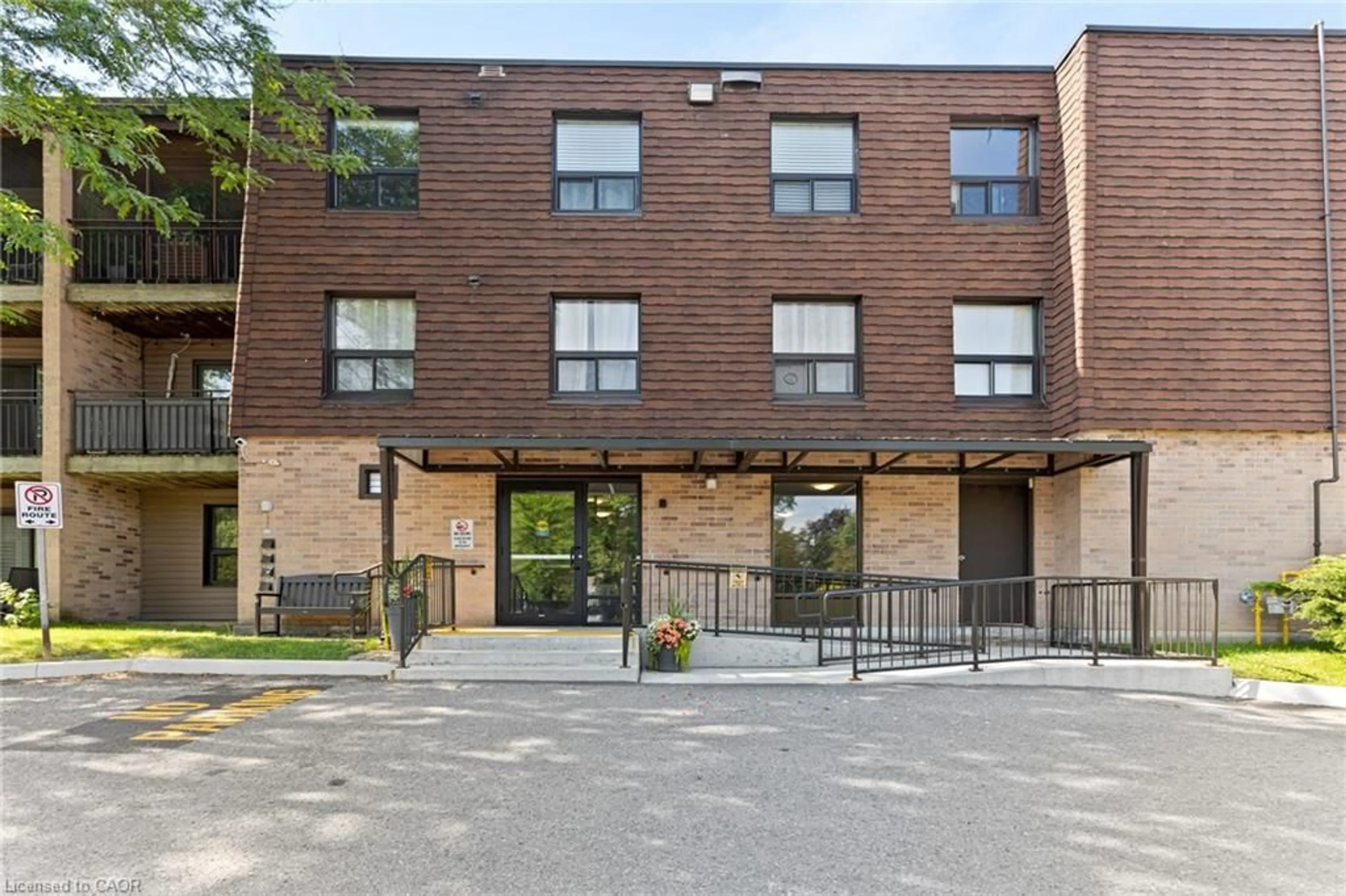 Patio, building for 4209 Hixon St #211, Beamsville Ontario L3J 0K2