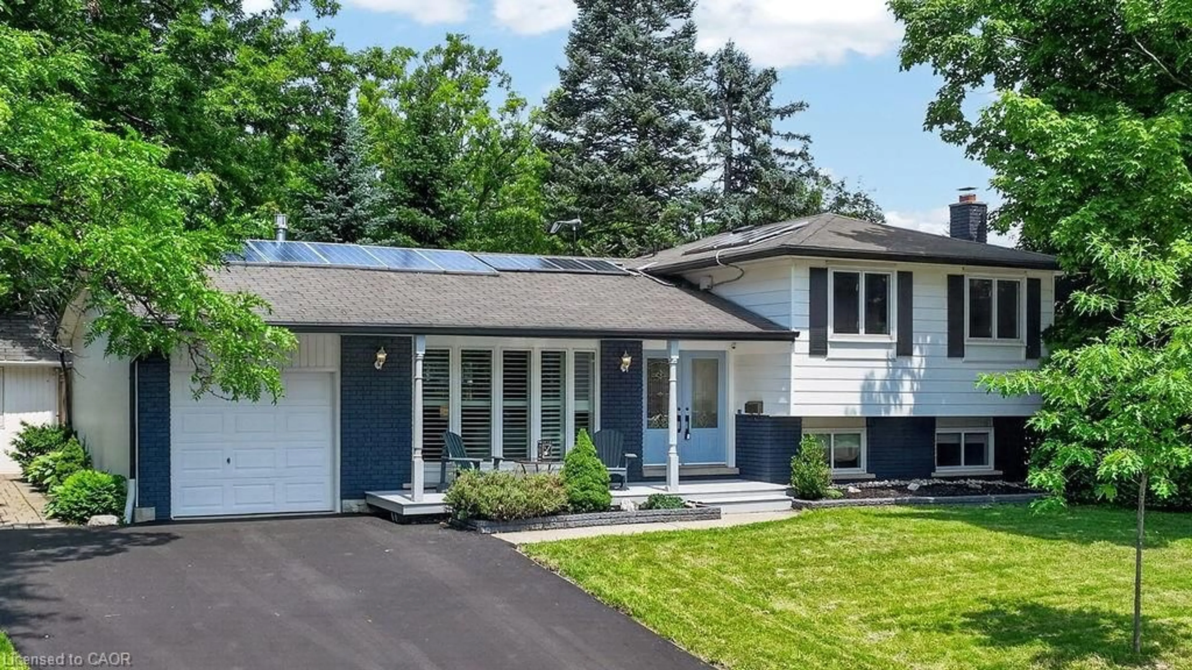 Home with vinyl exterior material, street for 2389 Peart Crt, Burlington Ontario L7P 2V5