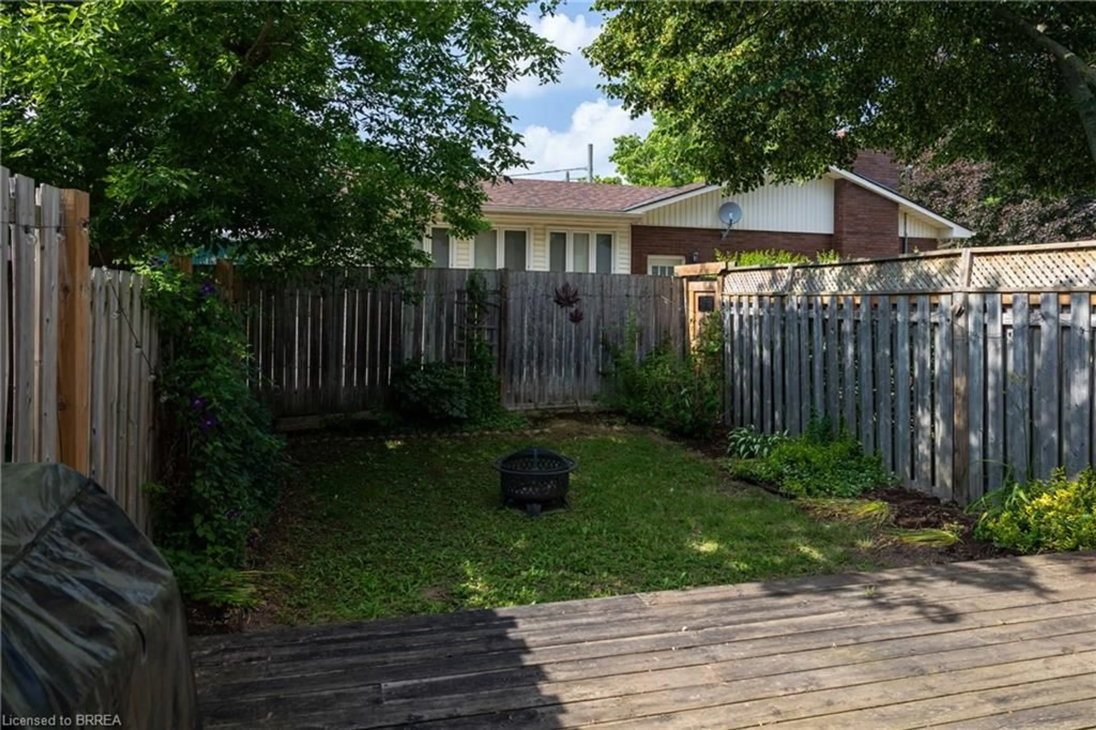 Patio, street for 7 Graystone Crt, Paris Ontario N3L 3Y1
