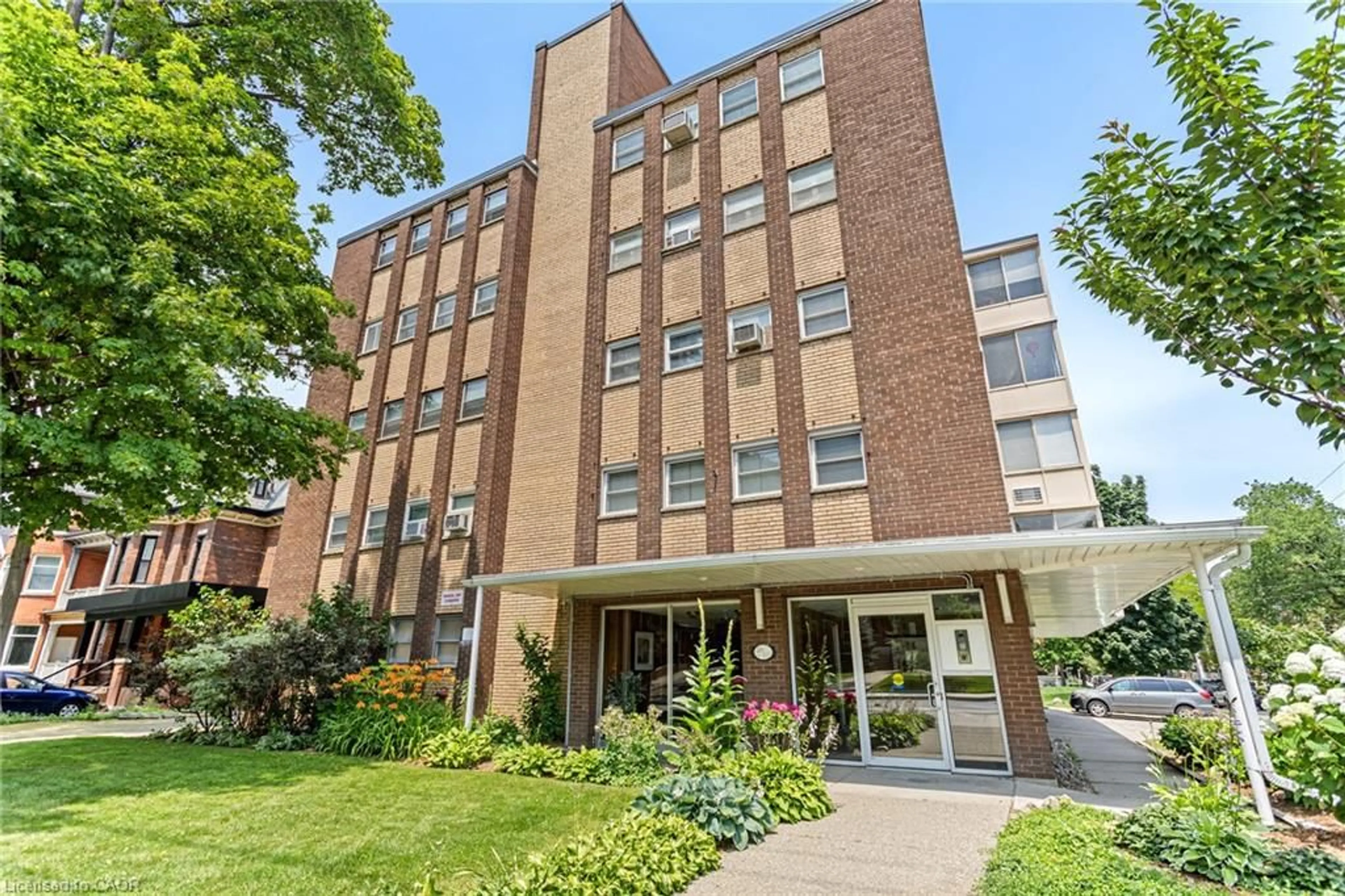 Indoor foyer for 38 Charlton Ave #302, Hamilton Ontario L8P 2C1