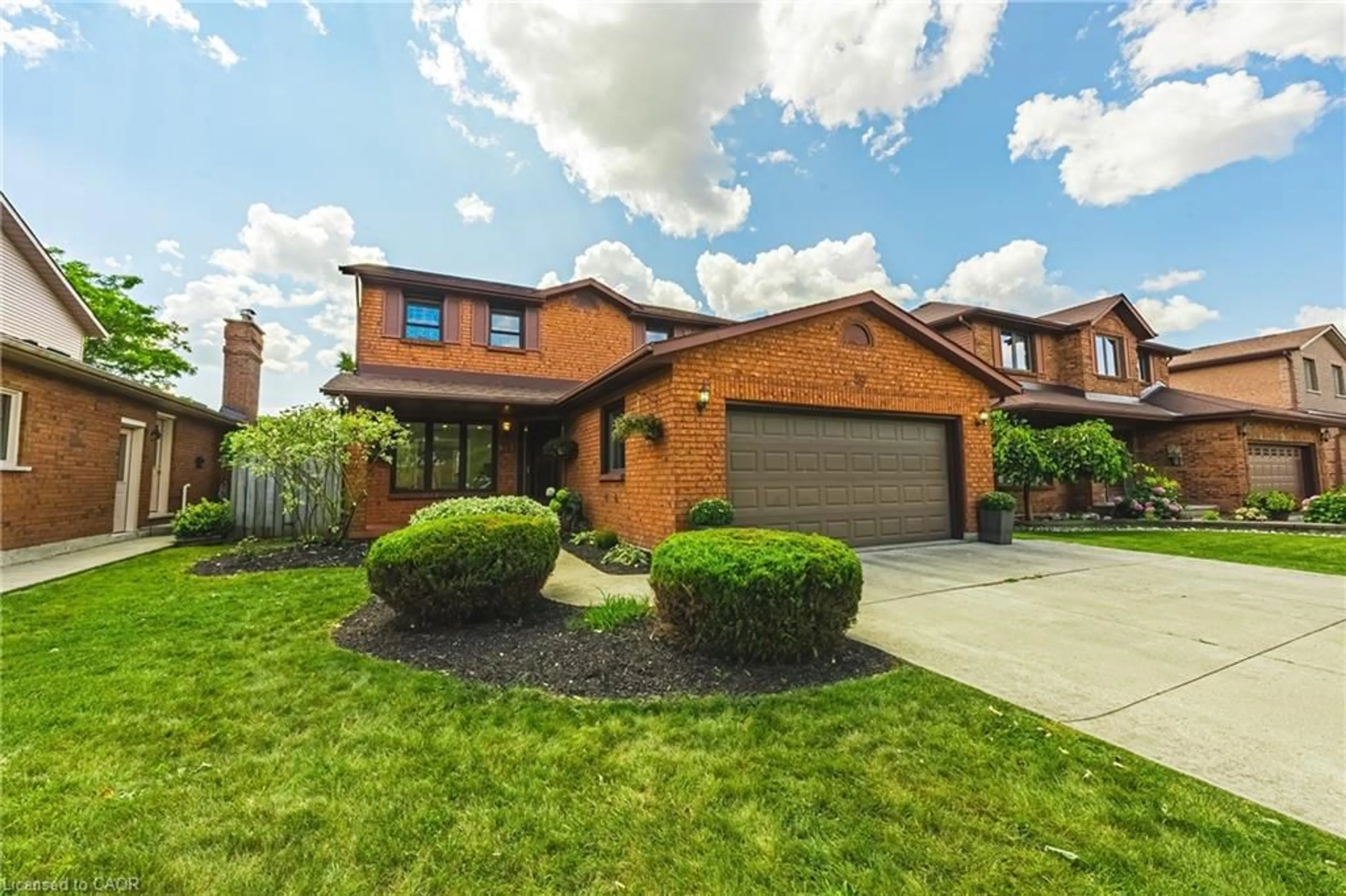 Home with brick exterior material, street for 39 Parkwood Cres, Hamilton Ontario L8V 4Z9