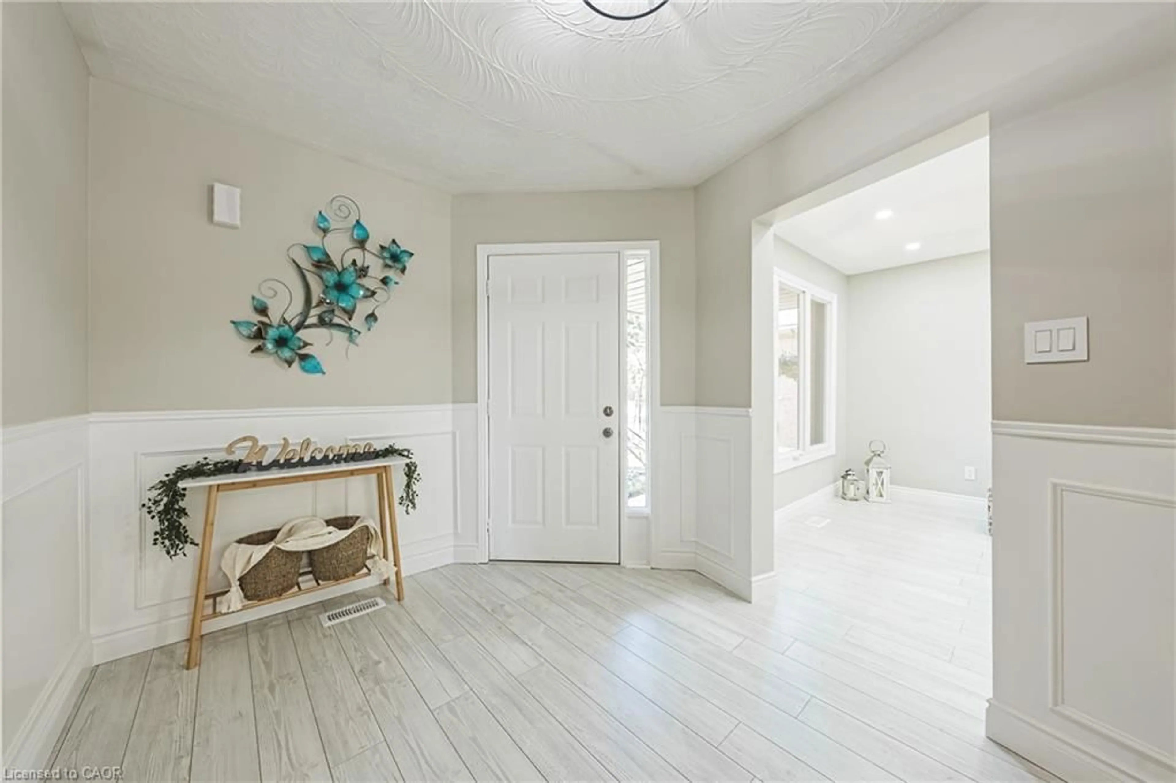 Indoor entryway for 39 Parkwood Cres, Hamilton Ontario L8V 4Z9