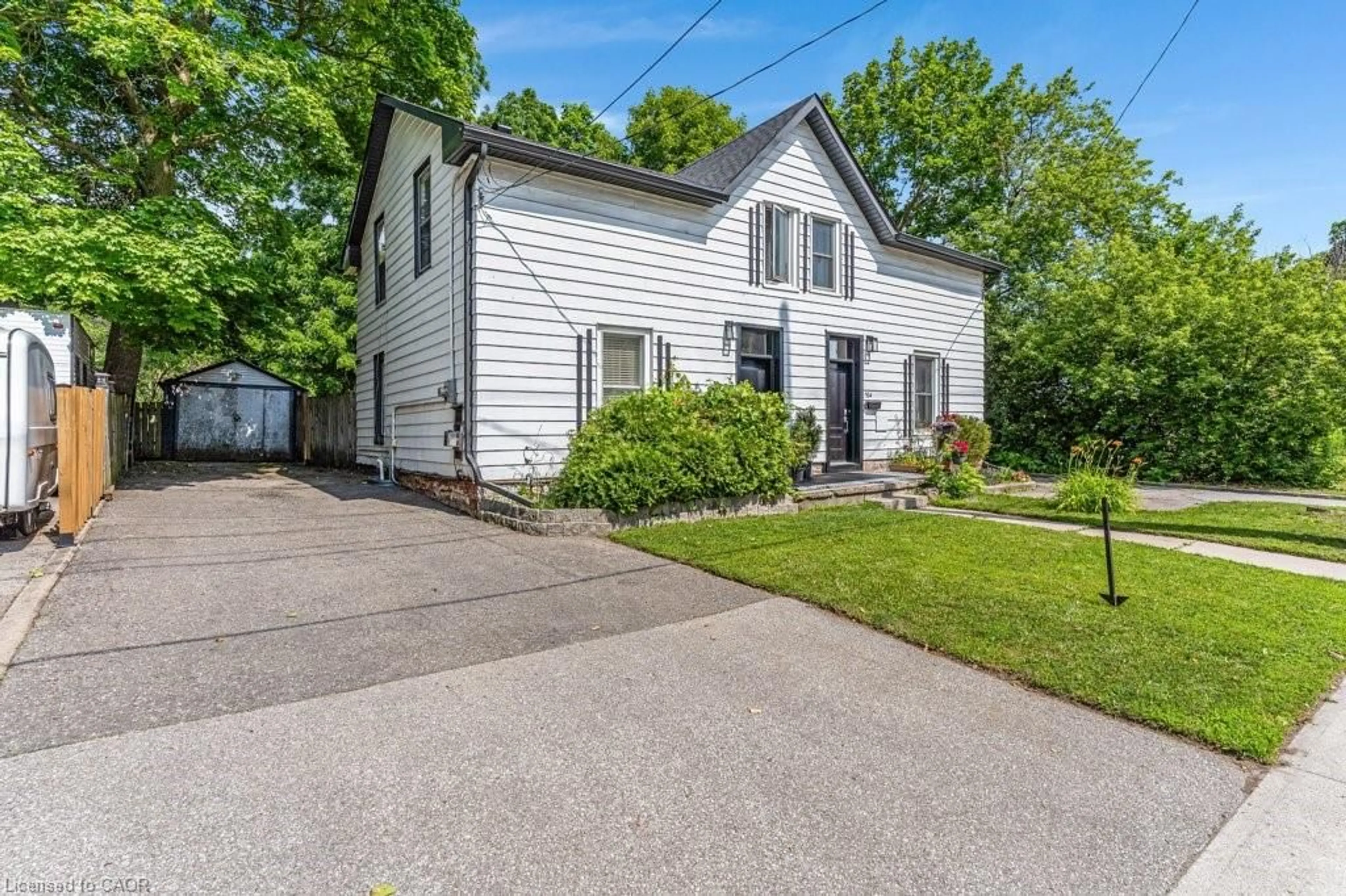 A pic from outside/outdoor area/front of a property/back of a property/a pic from drone, street for 156 St Andrews St, Cambridge Ontario N1S 1N3