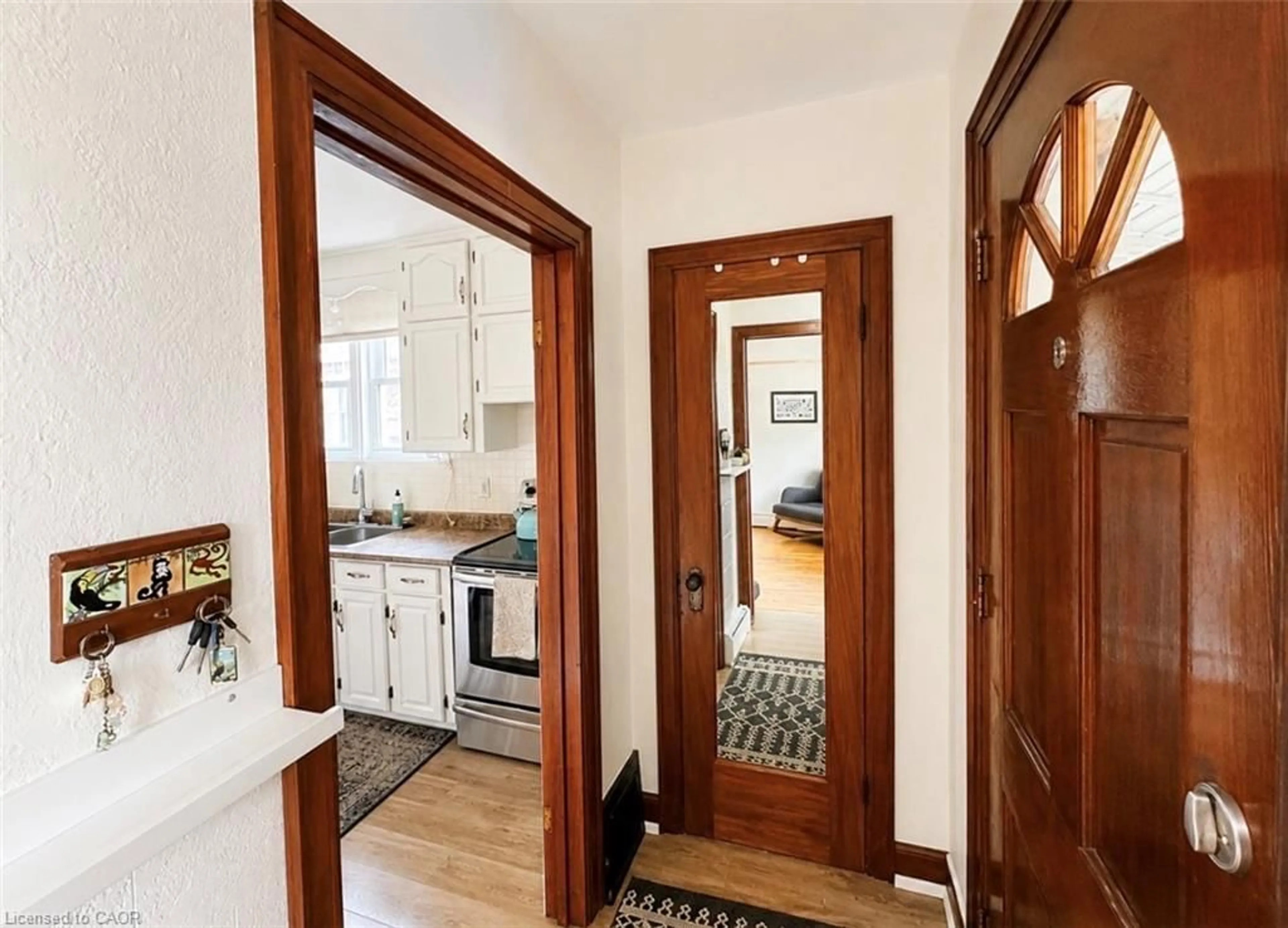 Indoor entryway for 47 Weir St, Hamilton Ontario L8K 3A3