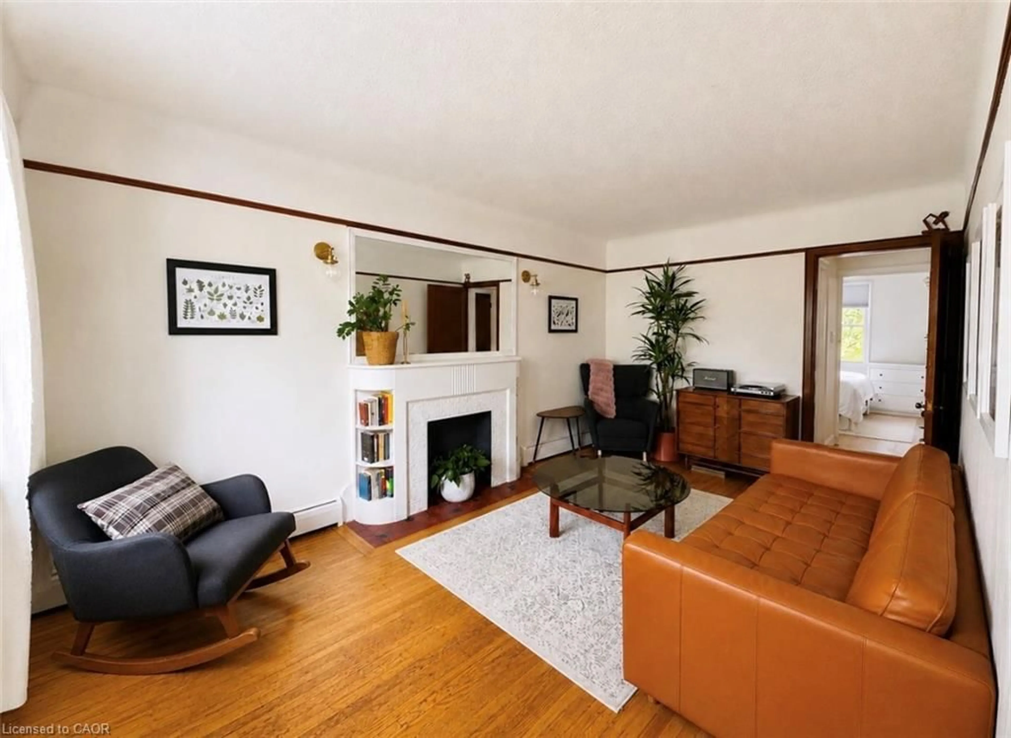 Living room with furniture, wood/laminate floor for 47 Weir St, Hamilton Ontario L8K 3A3