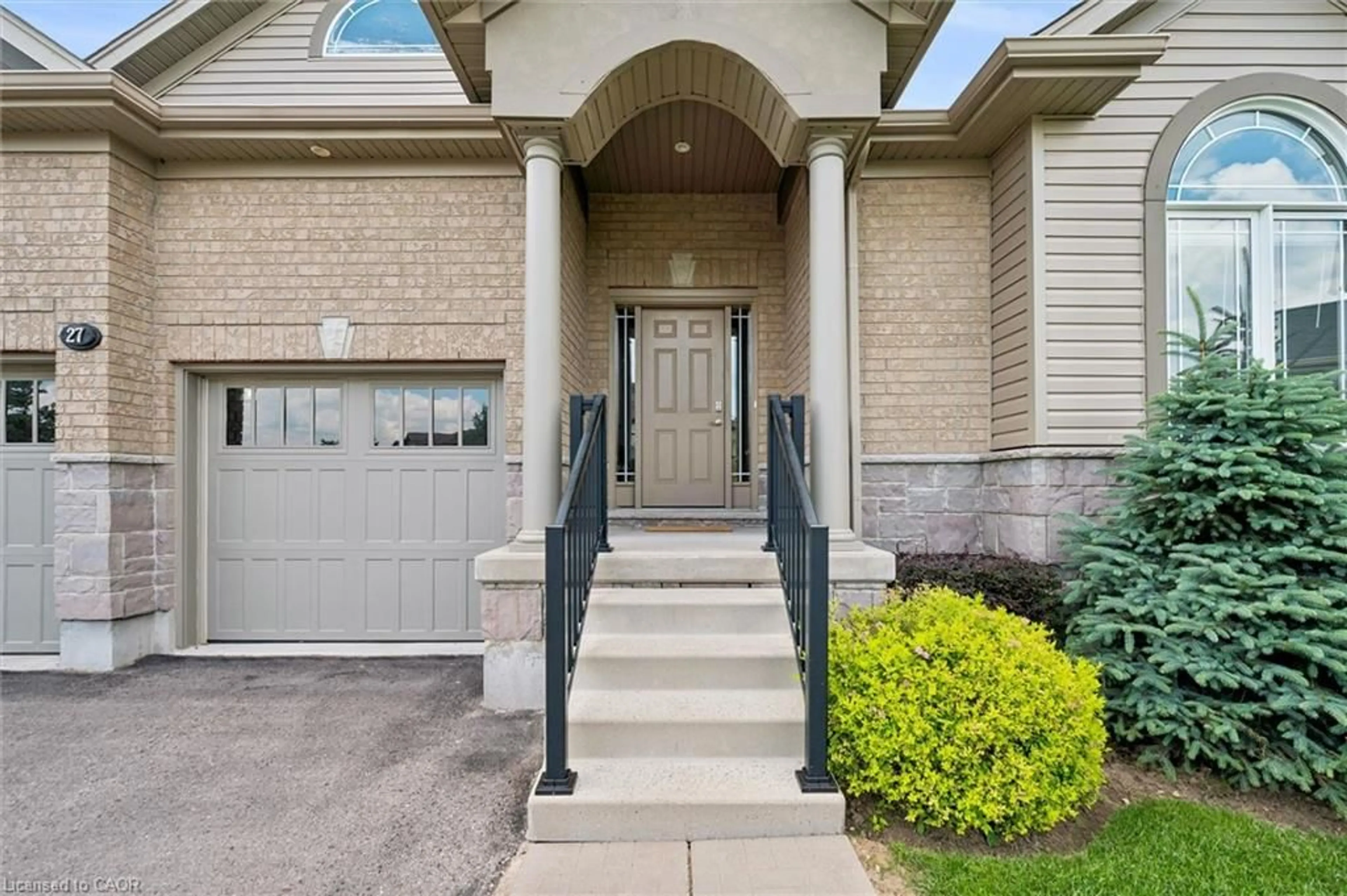 Indoor entryway for 27 Riley Cres, Fergus Ontario N1M 0C1