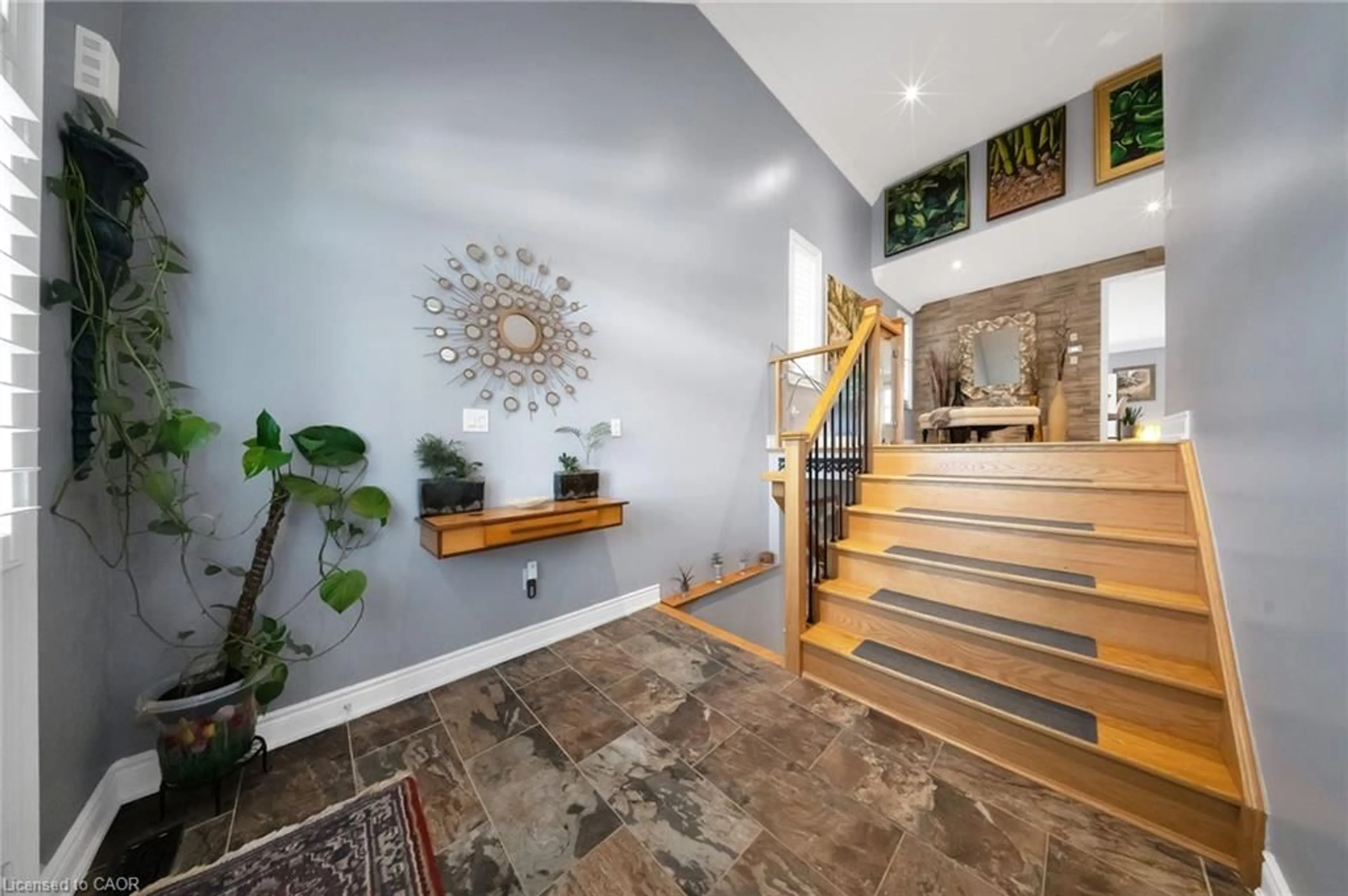 Indoor entryway for 302 Concession 3rd Rd, Niagara-on-the-Lake Ontario L0S 1P0