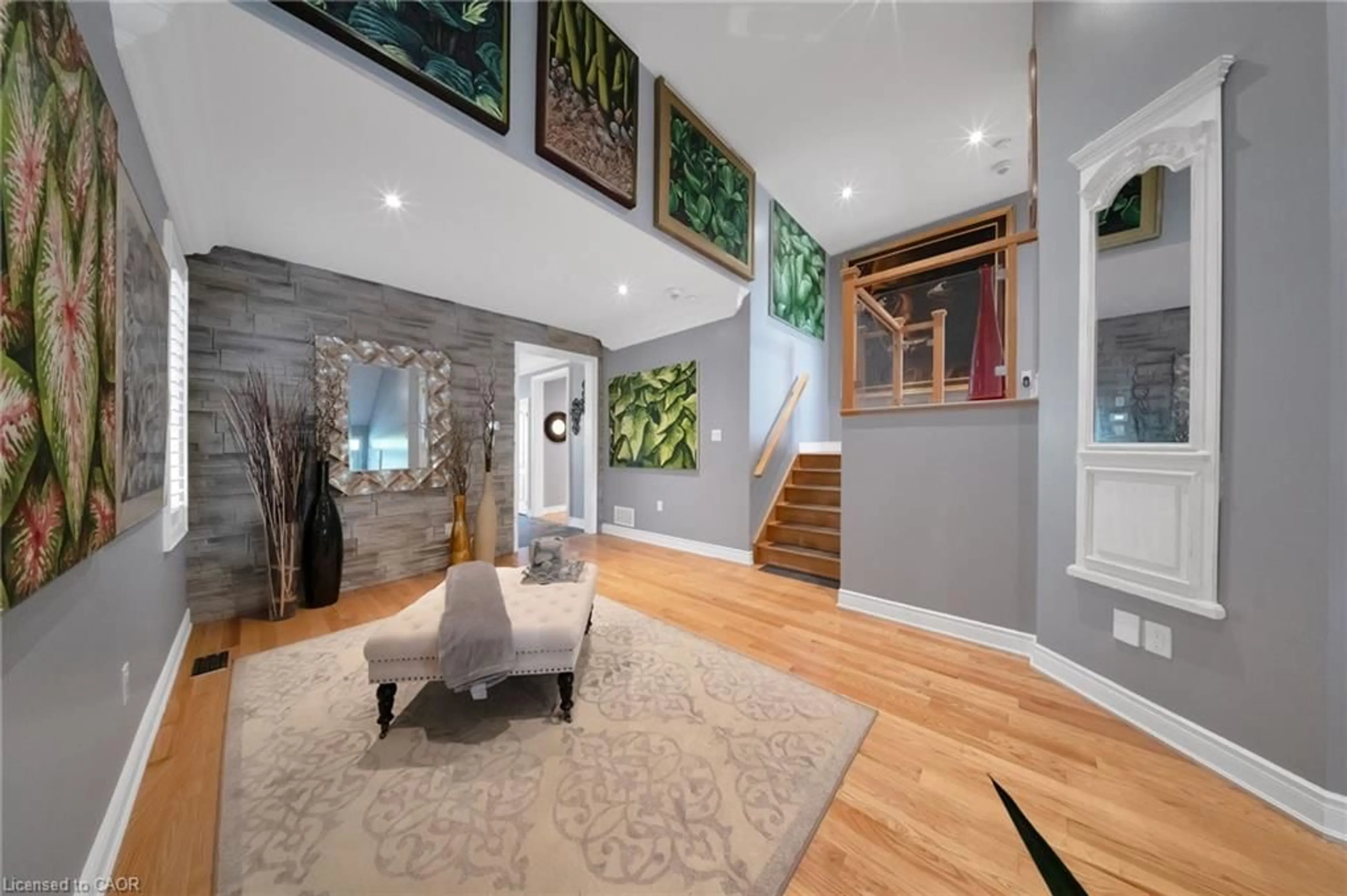 Indoor entryway for 302 Concession 3rd Rd, Niagara-on-the-Lake Ontario L0S 1P0