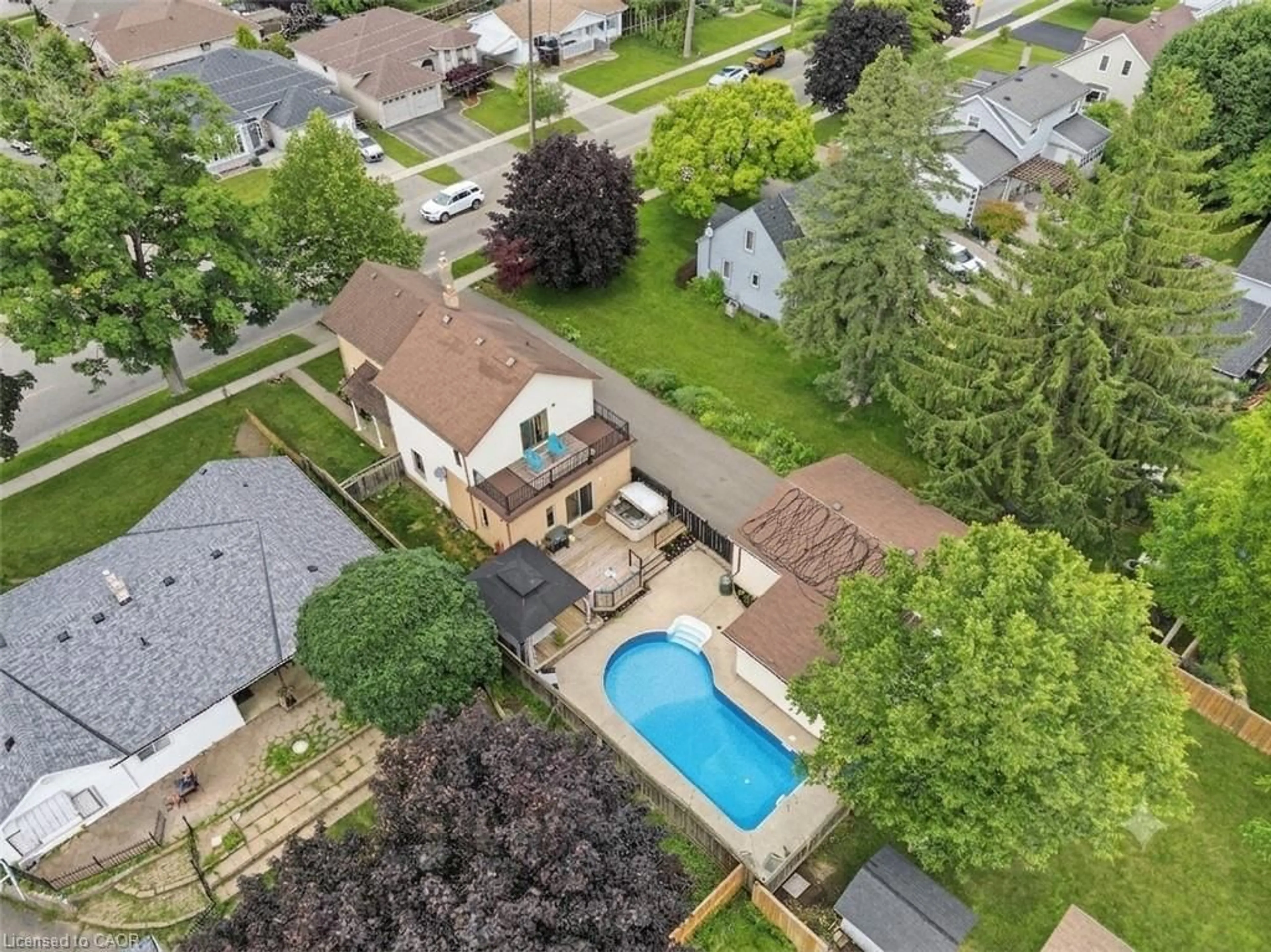 A pic from outside/outdoor area/front of a property/back of a property/a pic from drone, street for 32 Clench Ave, Brantford Ontario N3T 1B6
