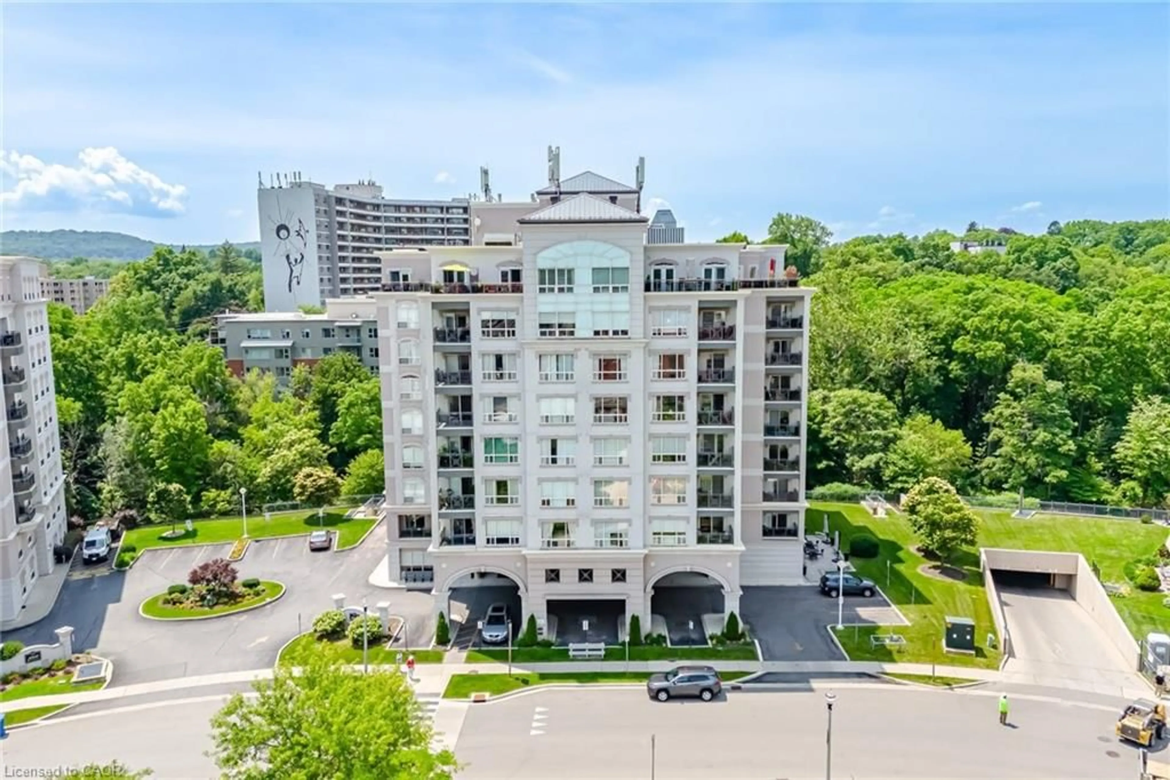 A pic from outside/outdoor area/front of a property/back of a property/a pic from drone, building for 2000 Creekside Dr #707, Dundas Ontario L9H 7S7