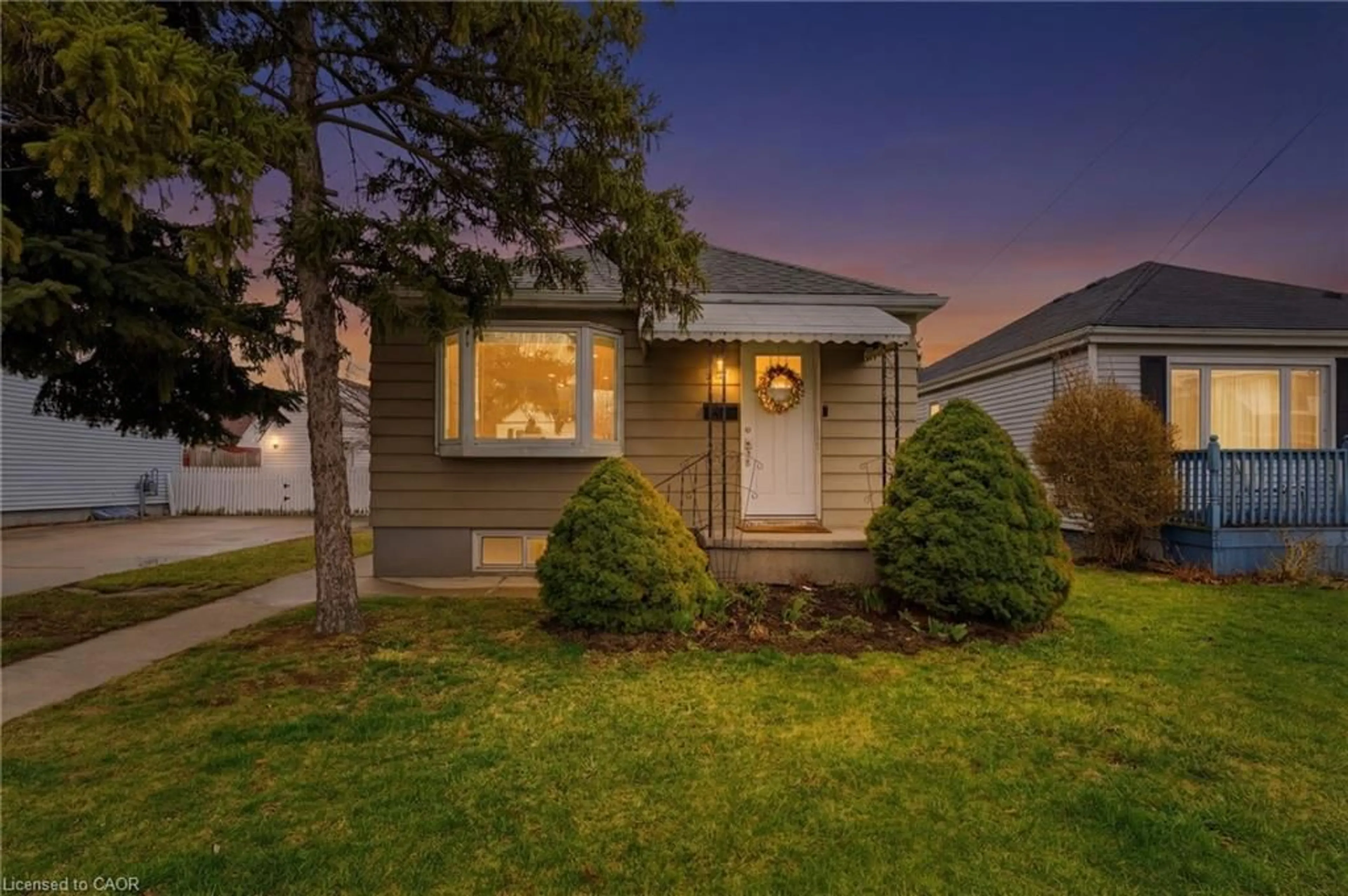 Home with vinyl exterior material, street for 547 Cochrane Rd, Hamilton Ontario L8K 3H4