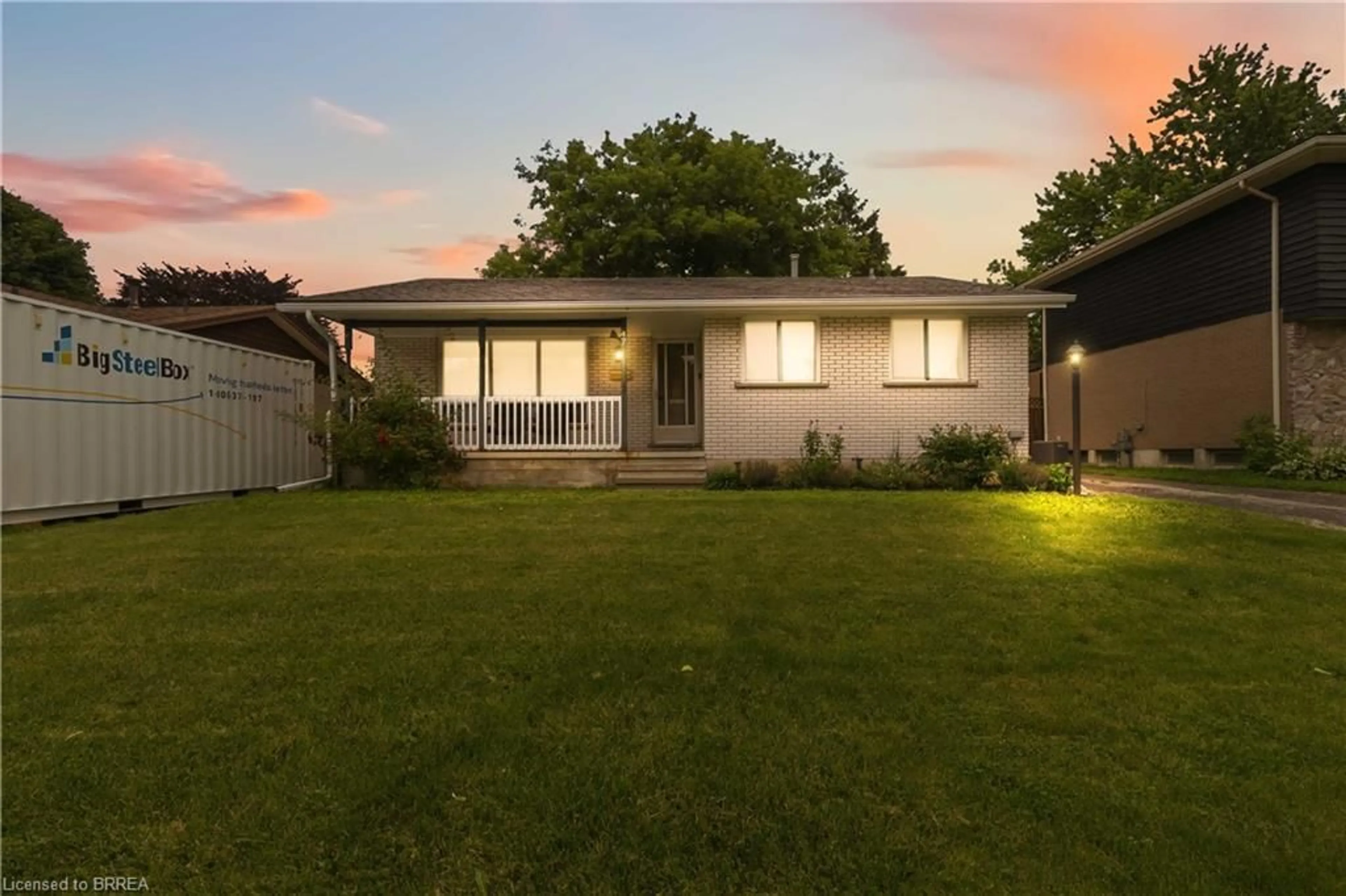 A pic from outside/outdoor area/front of a property/back of a property/a pic from drone, street for 47 Brier Park Rd, Brantford Ontario N3R 3R1