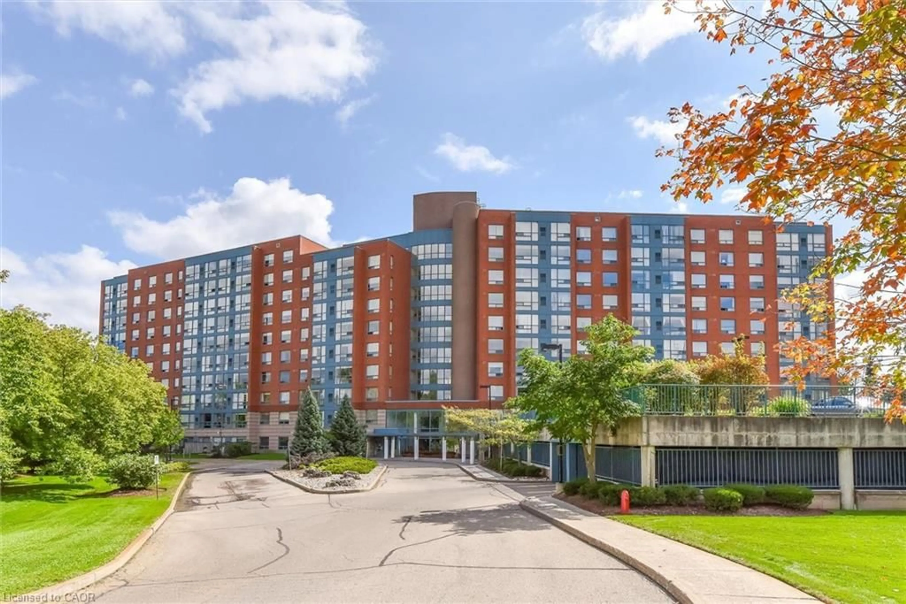 Indoor foyer for 55 Blue Springs Dr #612, Waterloo Ontario N2J 4T3