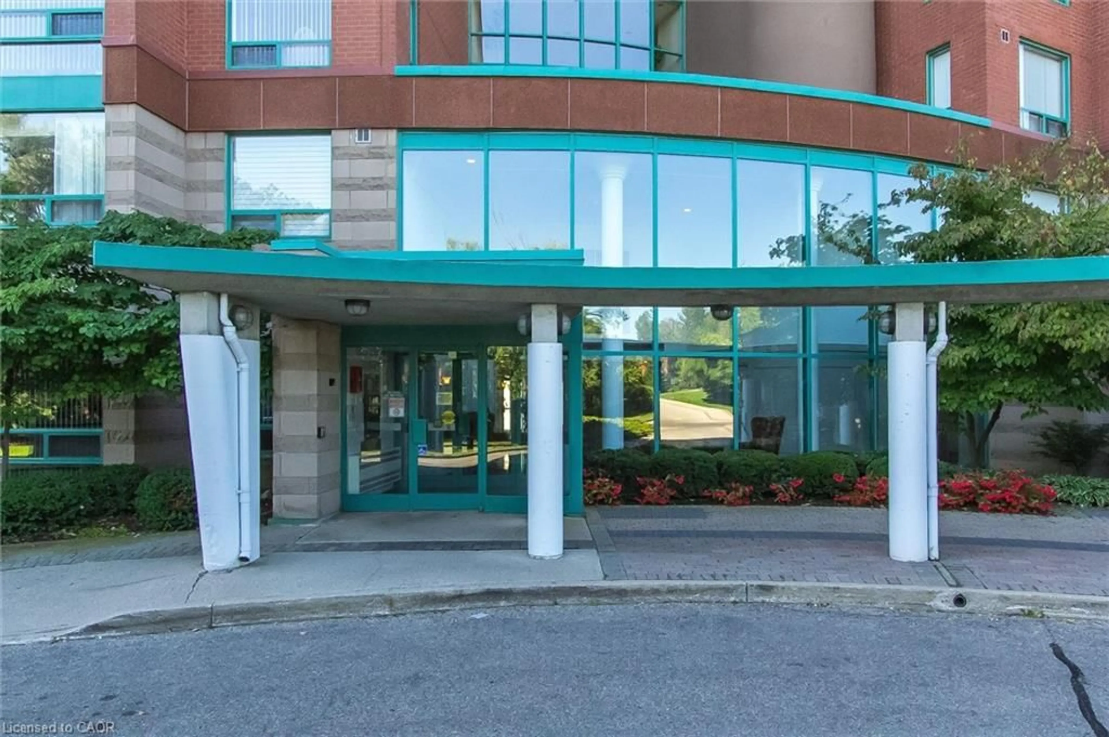Indoor foyer for 55 Blue Springs Dr #612, Waterloo Ontario N2J 4T3