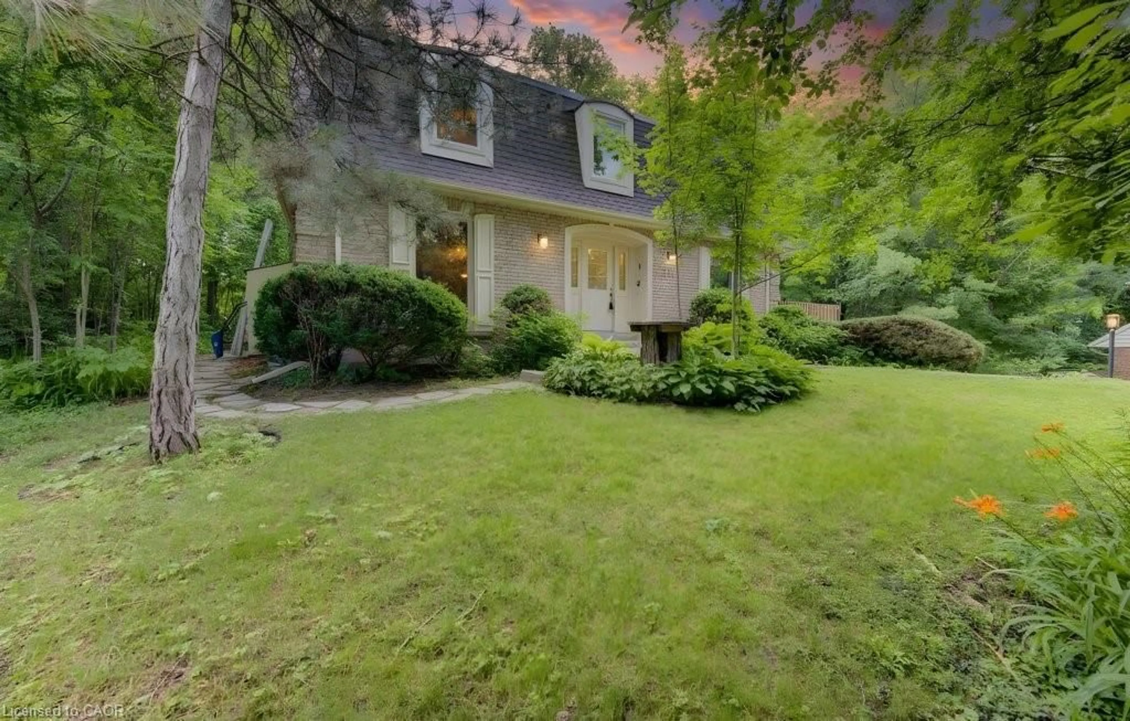 A pic from outside/outdoor area/front of a property/back of a property/a pic from drone, unknown for 318 Shakespeare Pl, Waterloo Ontario N2L 2V2