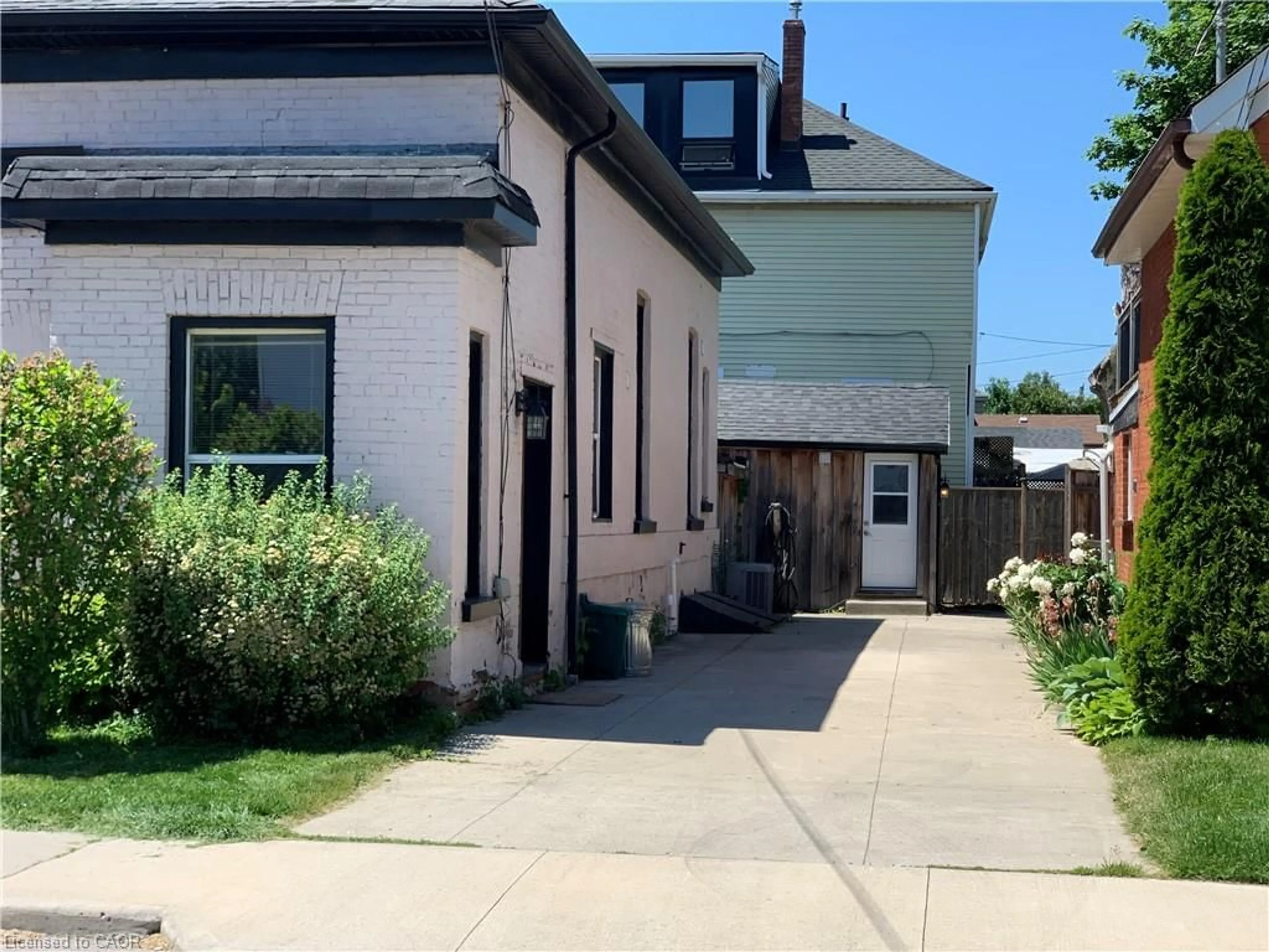 A pic from outside/outdoor area/front of a property/back of a property/a pic from drone, street for 405 Macnab St, Hamilton Ontario L8L 1L2