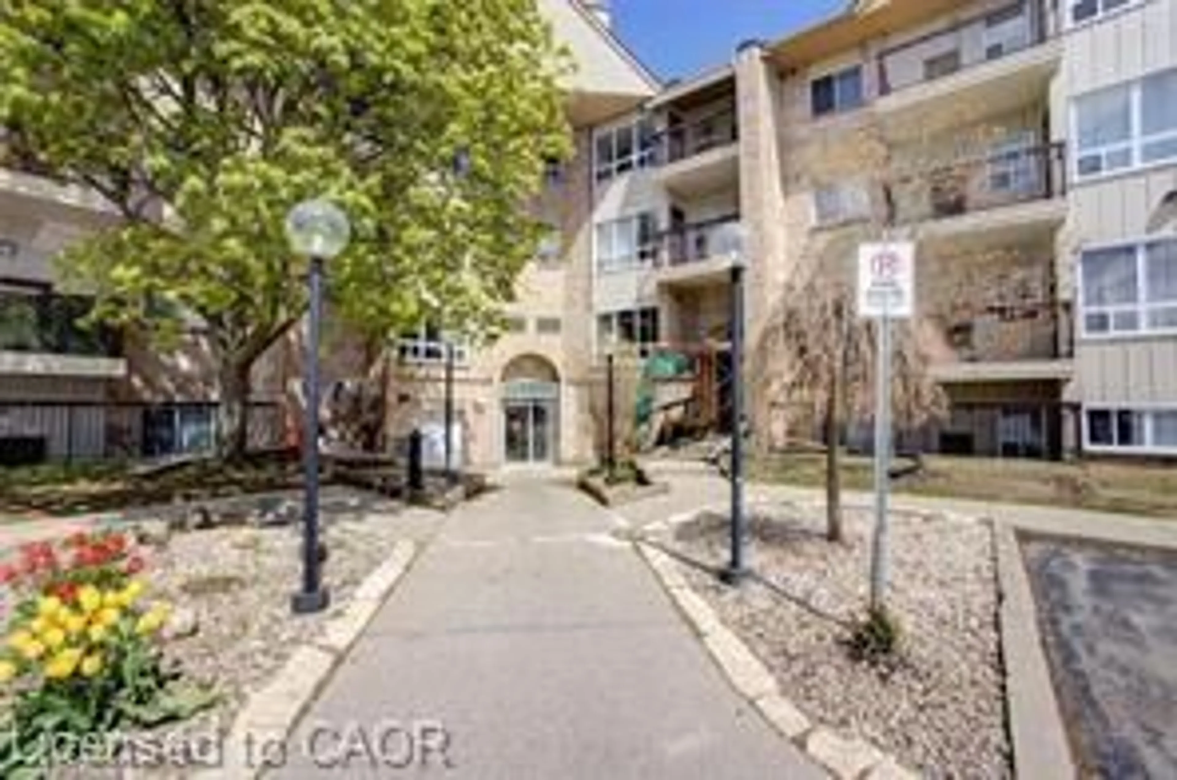 Indoor foyer for 15 Hofstetter Ave #108, Kitchener Ontario N2A 3Z7
