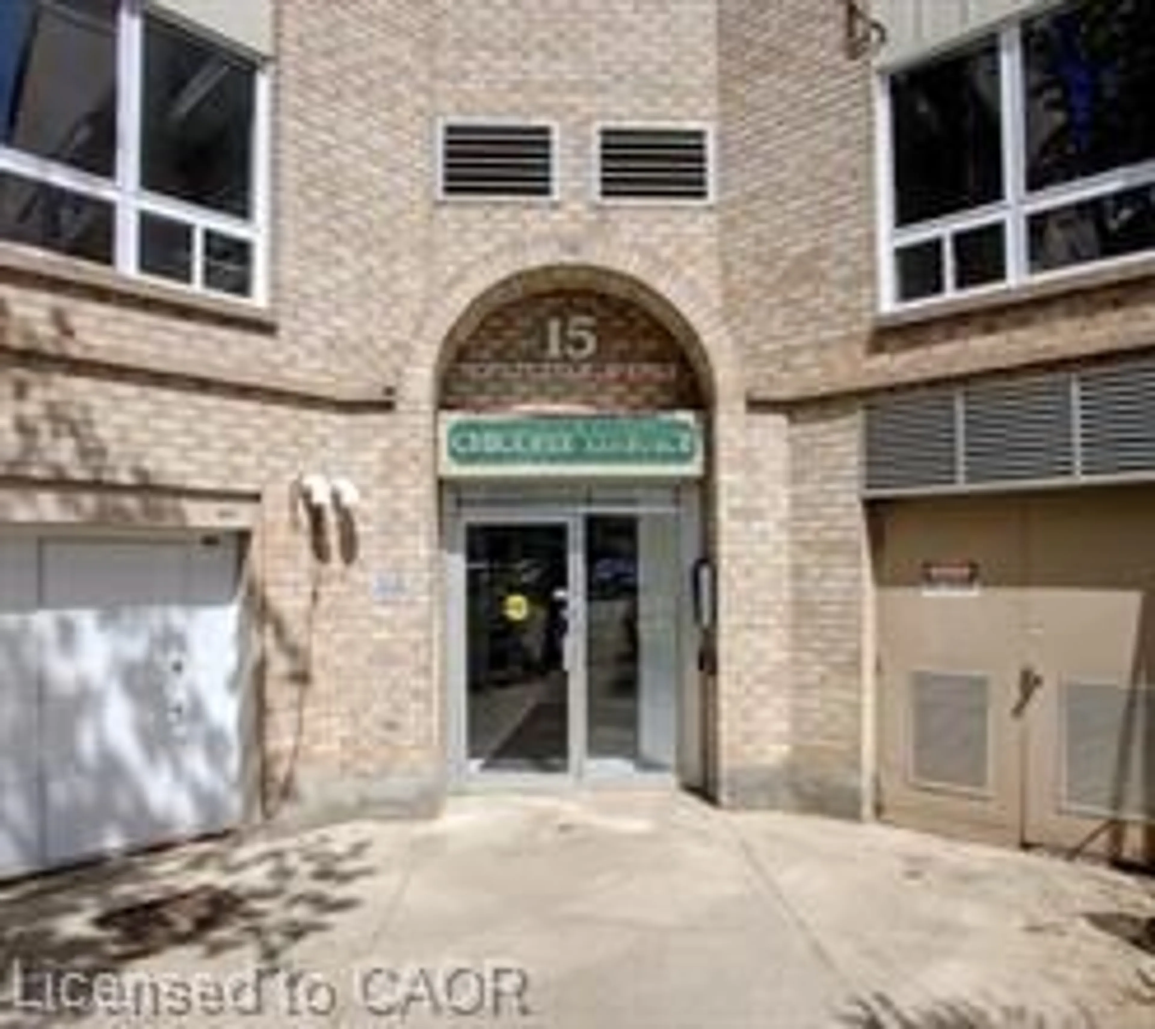 Indoor foyer for 15 Hofstetter Ave #108, Kitchener Ontario N2A 3Z7