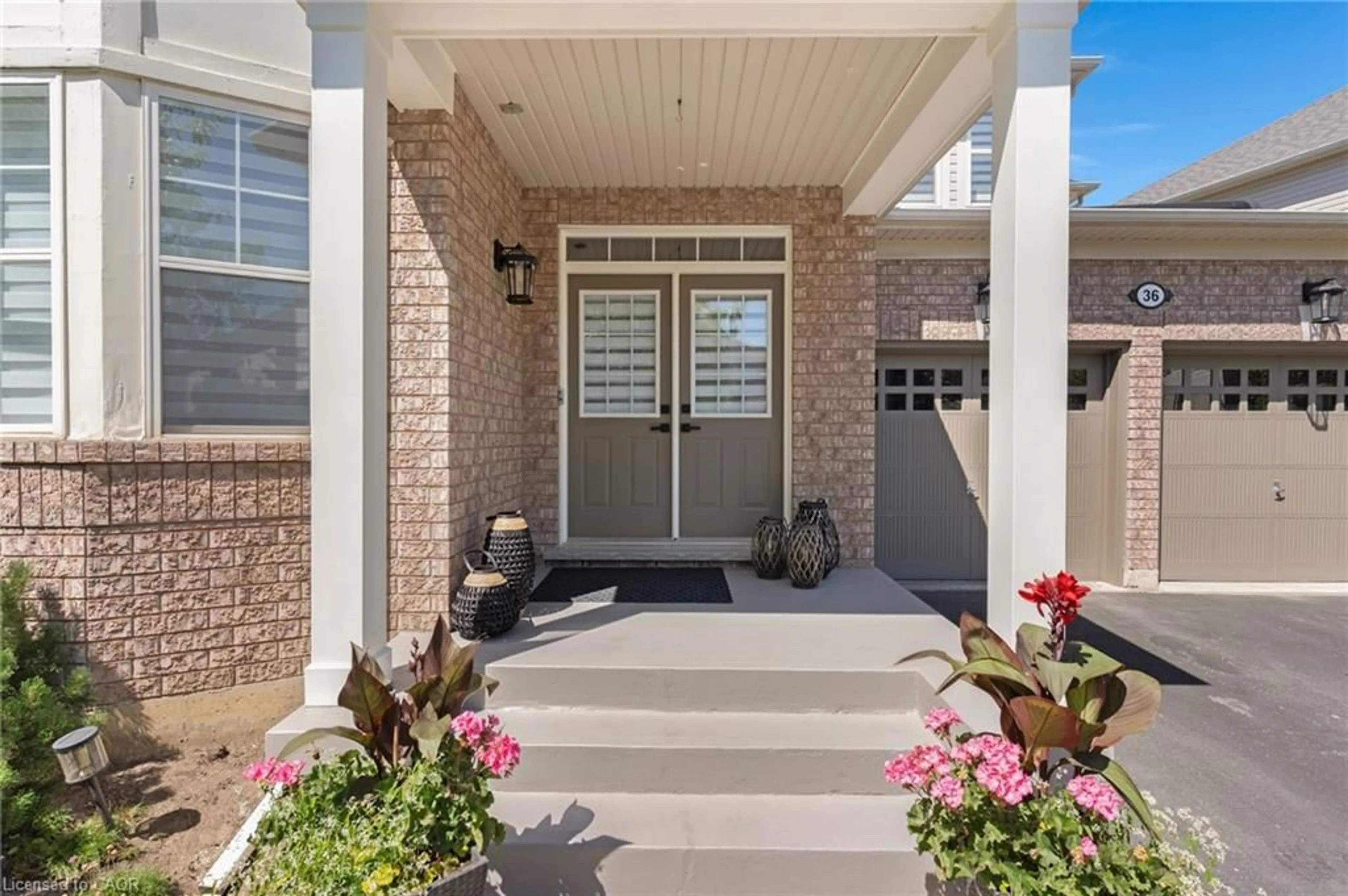Indoor entryway for 36 Dellgrove Cir, Cambridge Ontario N1T 2J9