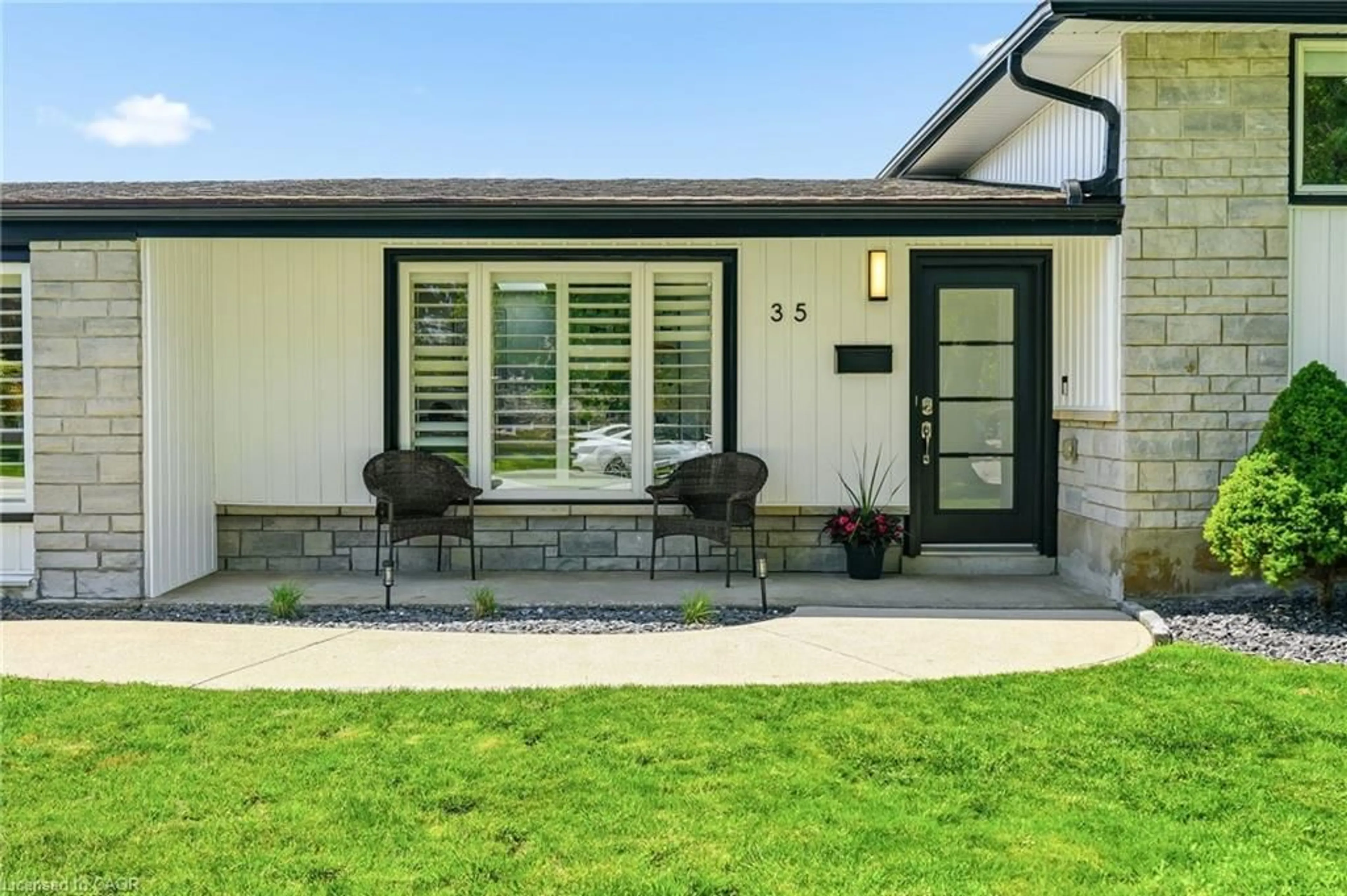Home with vinyl exterior material, street for 35 Emily St, Grimsby Ontario L3M 3Z8