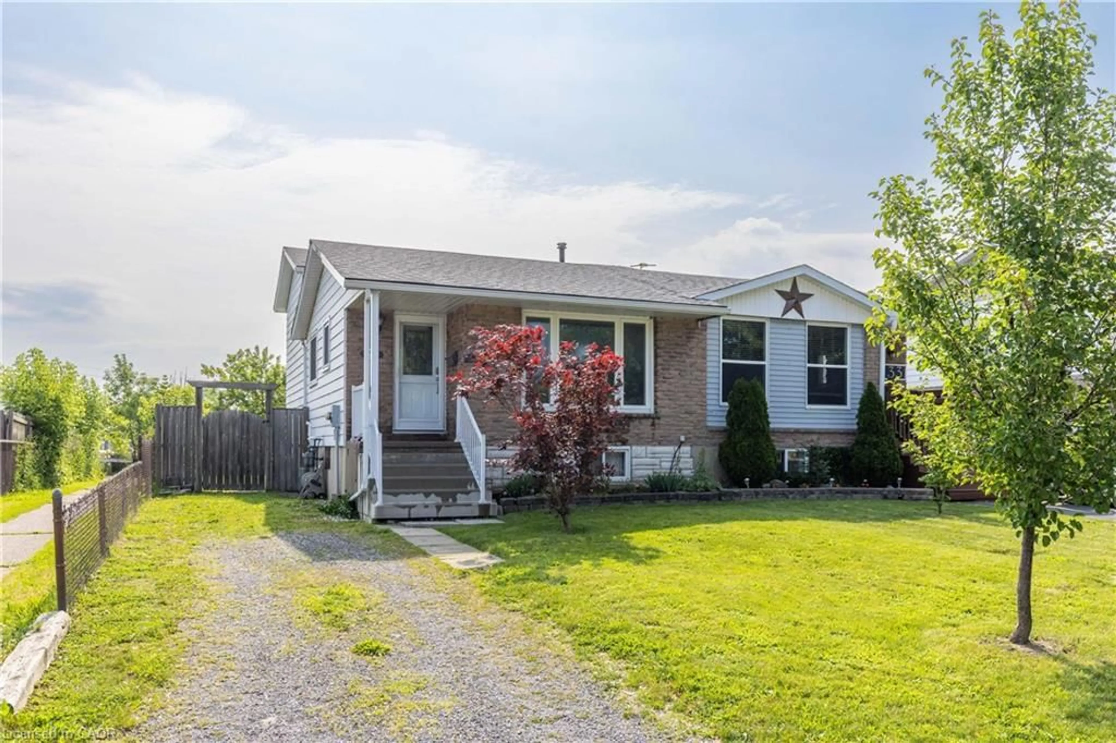 Home with vinyl exterior material, street for 31 Canterbury Dr, St. Catharines Ontario L2P 3M6