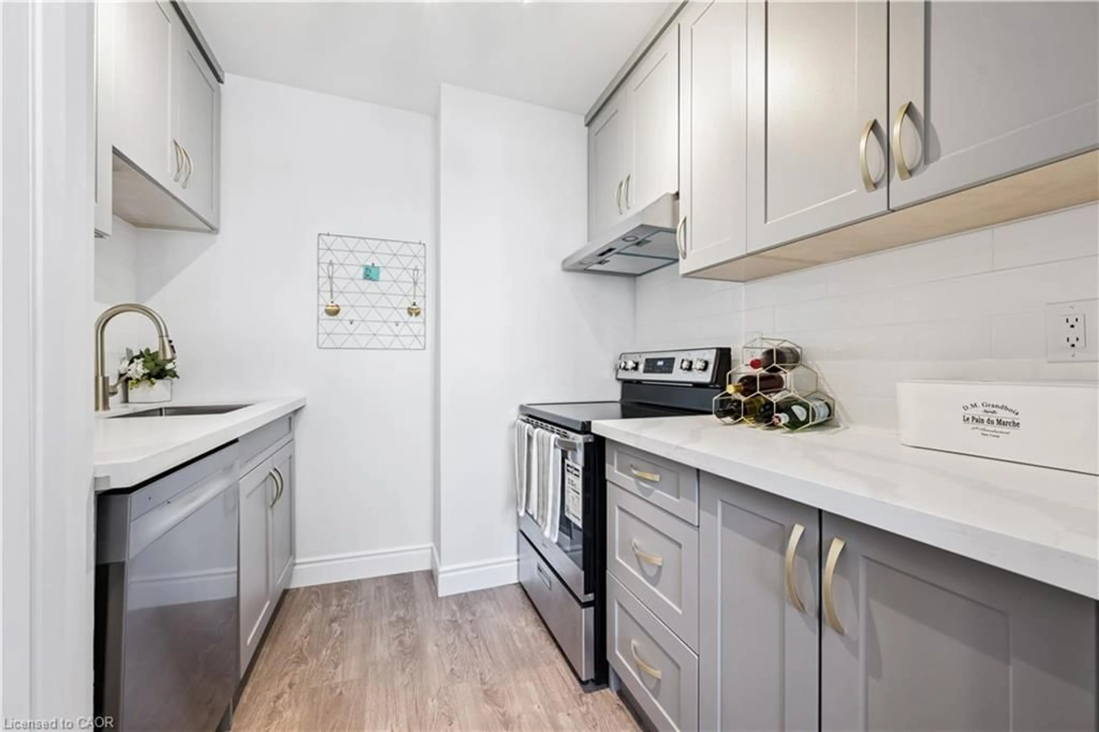 Standard kitchen, unknown for 224 Harvard Pl, Waterloo Ontario N2J 4G2