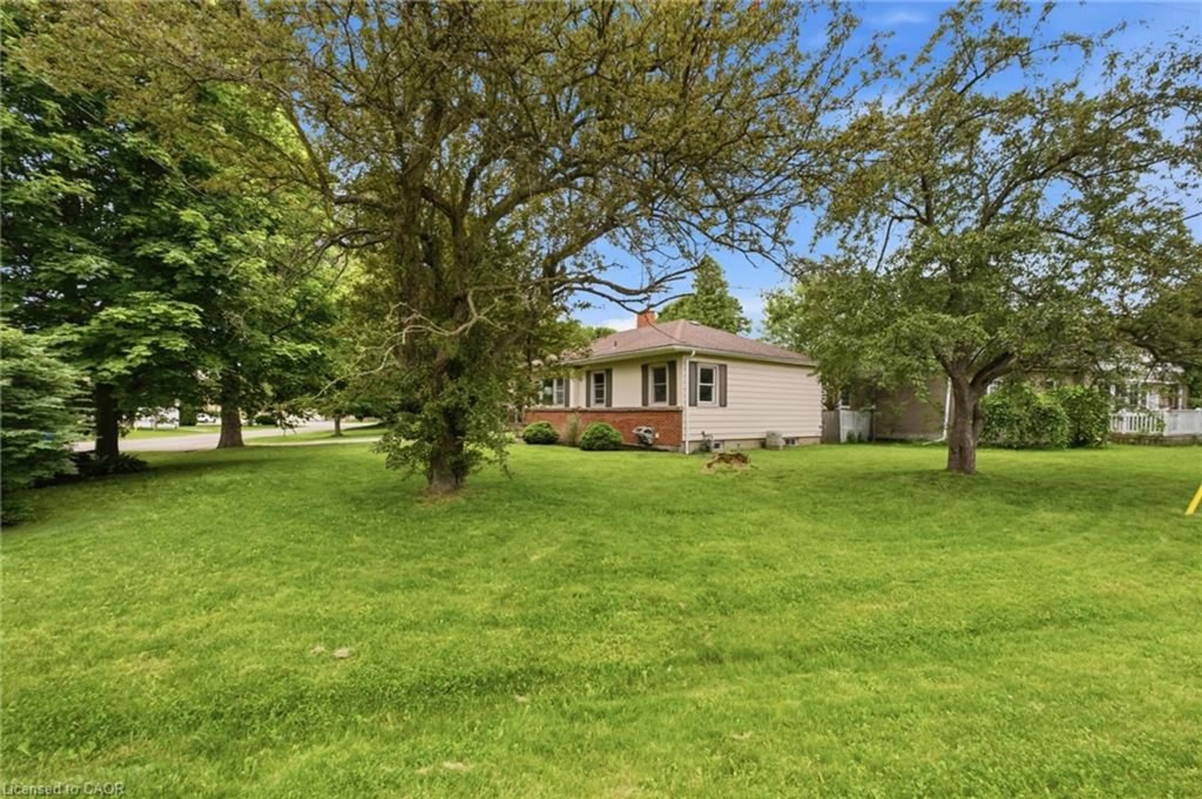A pic from outside/outdoor area/front of a property/back of a property/a pic from drone, unknown for 16 Carrington Crt, Ancaster Ontario L9G 1R1